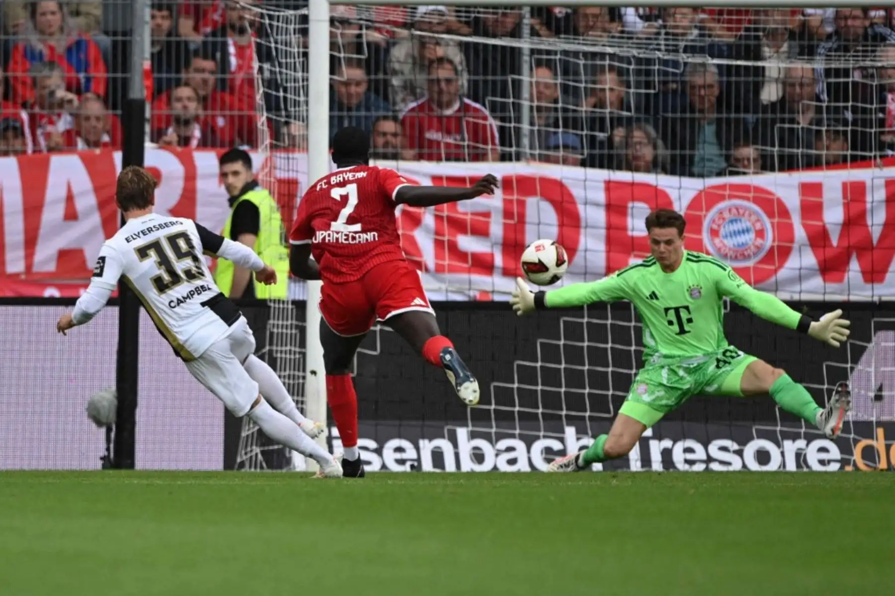 Cole CAMPBELL (Elversberg) anota un gol contra el portero Jonas URBIG (M) que es anulado por fuera de juego, Fútbol 1. Bundesliga, jornada 3, SV 07 Elversberg - FC Bayern Munich el 13 de septiembre de 2026, en el Ursapharm Arena en Kaiserli
 Foto: AFP