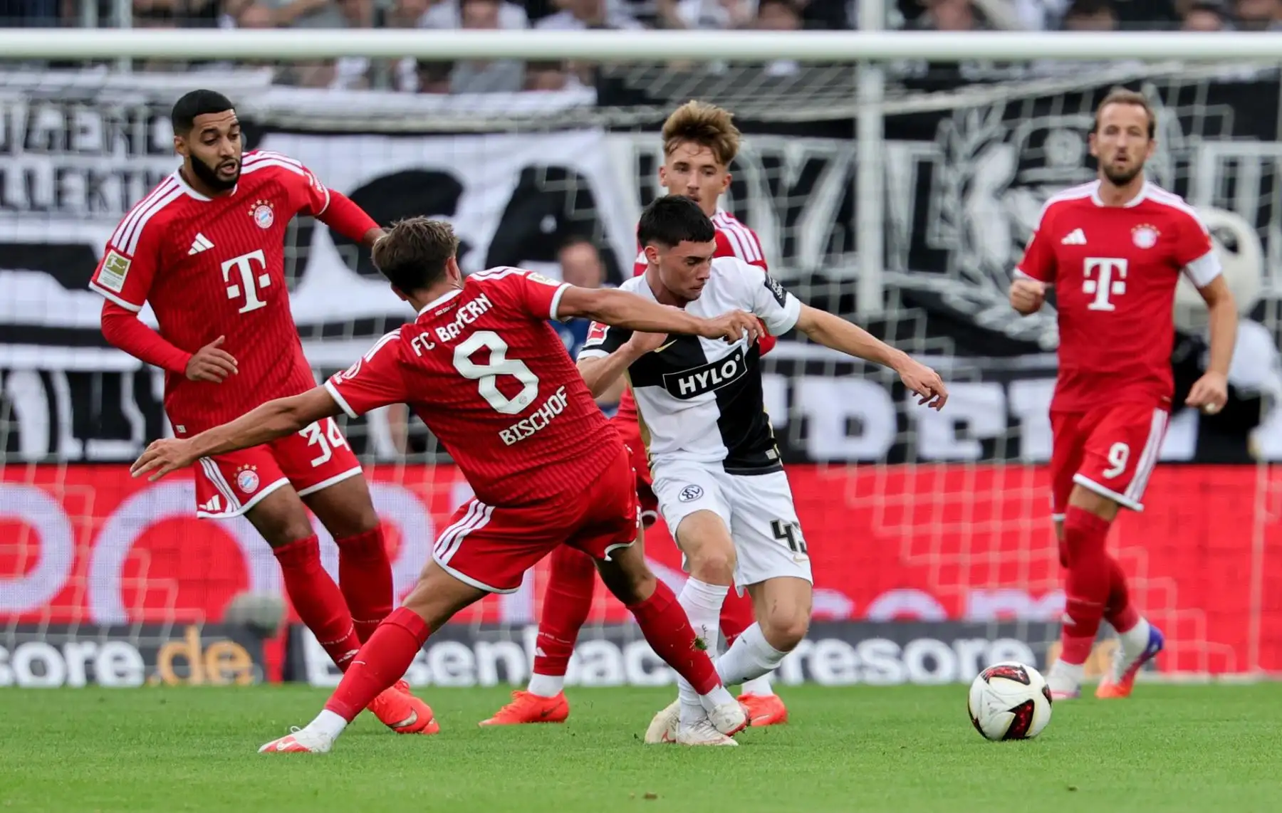 Felix Keidel de Elversberg (R) y Tom Bischof de Munich (L) en acción durante el partido de fútbol de la Bundesliga alemana entre el SV Elversberg y el FC Bayern Munich en Elversberg, Alemania, el 13 de septiembre de 2026.
 Foto: EFE
