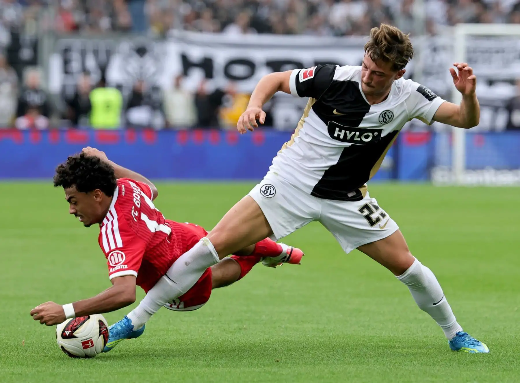 Lukas Petkov de Elversberg (R) y Nathaniel Brown de Munich (L) en acción durante el partido de fútbol de la Bundesliga alemana entre el SV Elversberg y el FC Bayern Munich en Elversberg, Alemania, el 13 de septiembre de 2026.
 Foto: EFE