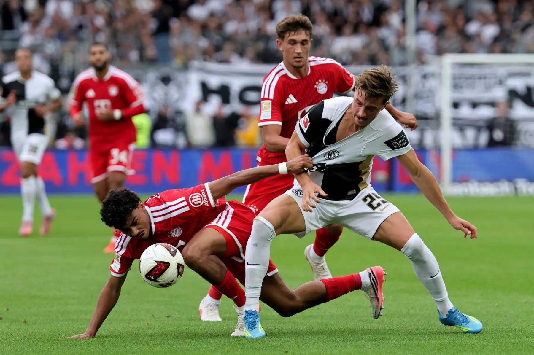 Lukas Petkov de Elversberg (R) y Nathaniel Brown de Munich (L) en acción durante el partido de fútbol de la Bundesliga alemana entre el SV Elversberg y el FC Bayern Munich en Elversberg, Alemania, el 13 de septiembre de 2026.
Foto: EFE