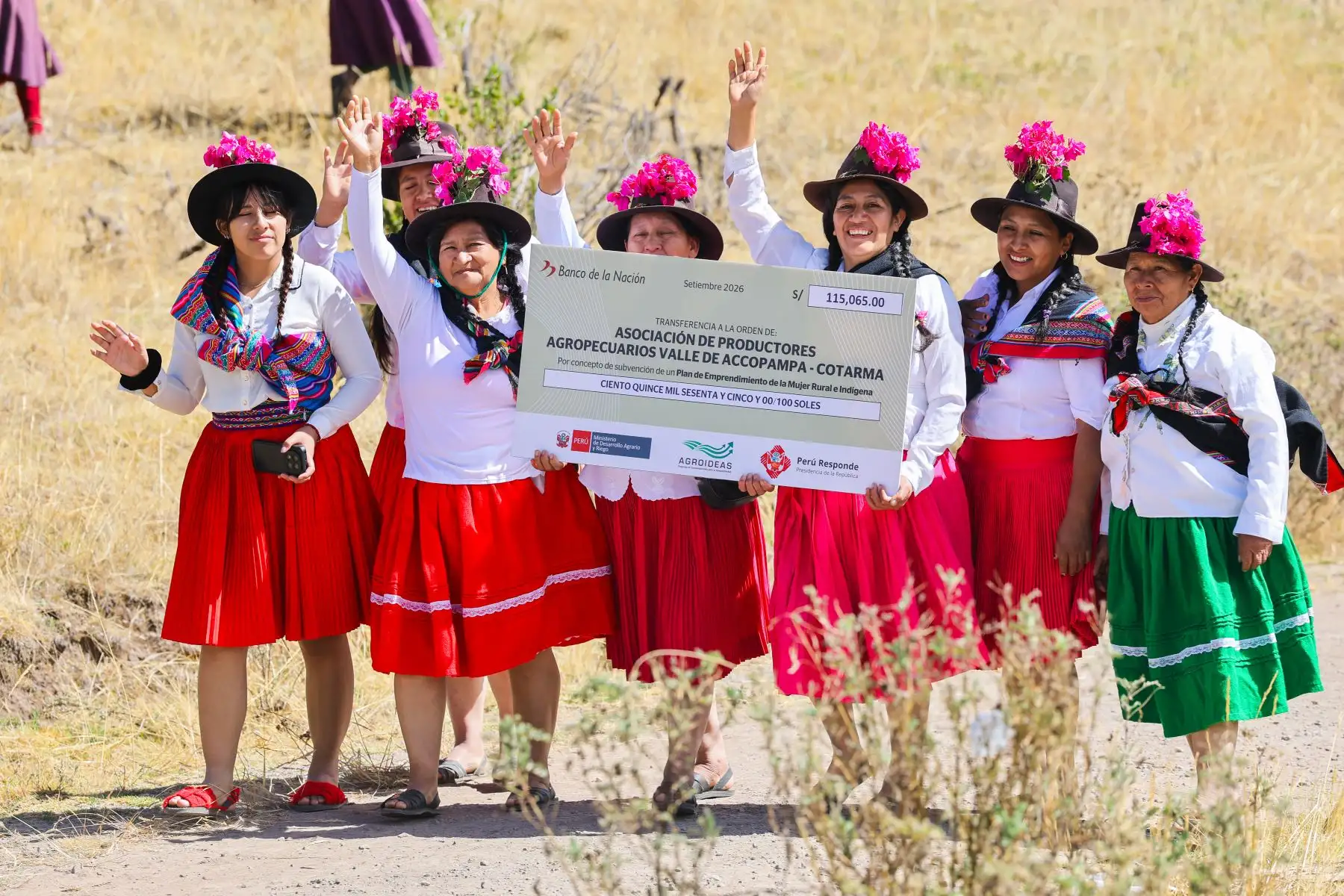 Presidenta Keiko Fujimori entregó apoyo a productores agrarios en el distrito de Paccaritambo, provincia de Paruro, Cusco
Foto: ANDINA/Prensa Presidencia