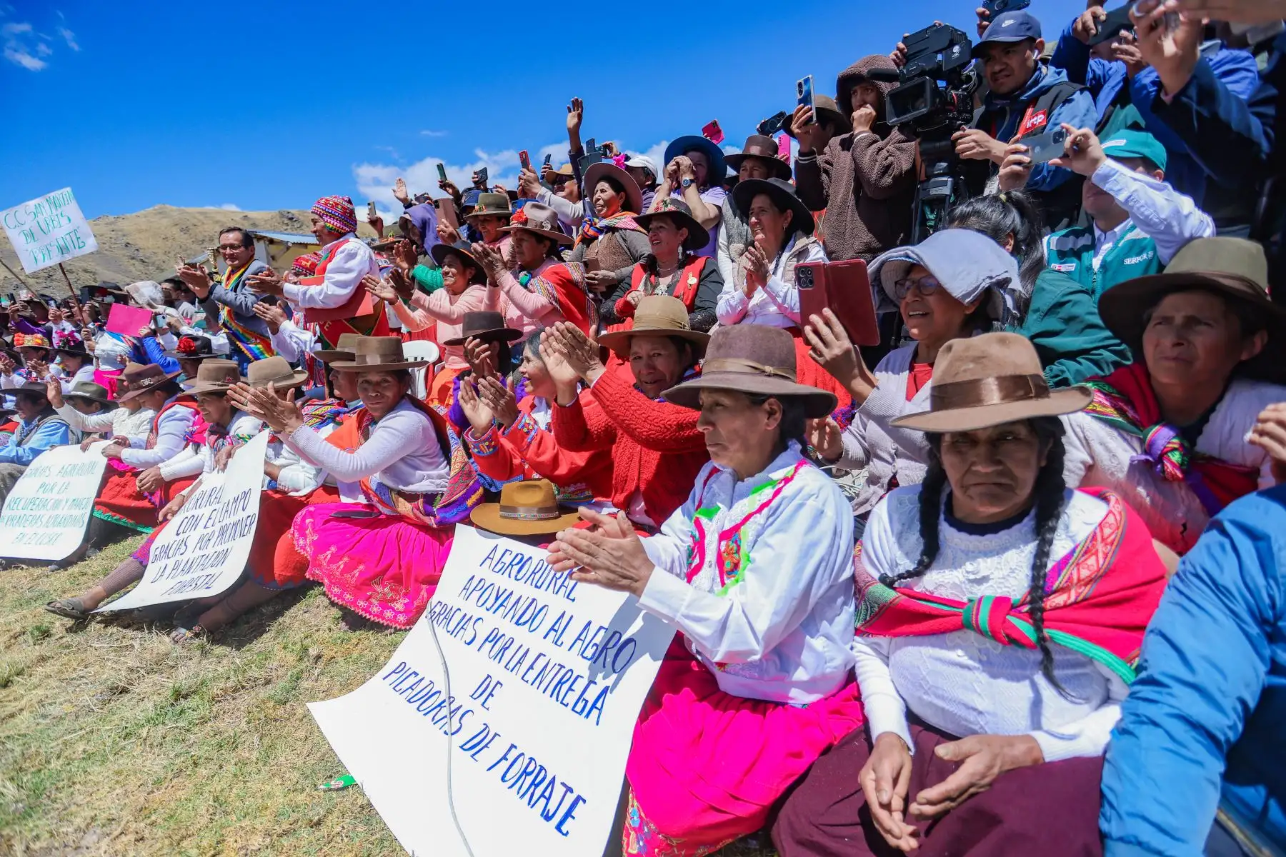 Presidenta Keiko Fujimori entregó apoyo a productores agrarios en el distrito de Paccaritambo, provincia de Paruro, Cusco
Foto: ANDINA/Prensa Presidencia