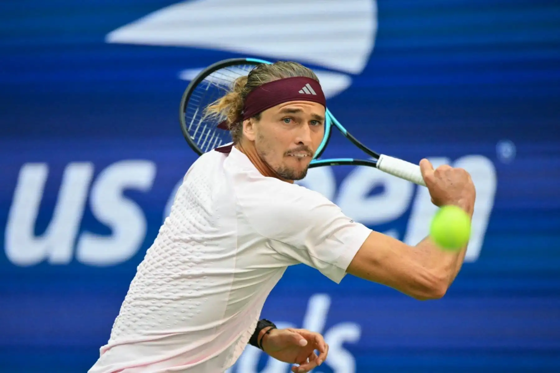 El alemán Alexander Zverev devuelve una pelota ante el estadounidense Ben Shelton durante la final individual masculina del torneo de tenis US Open, en el USTA Billie Jean King National Tennis Center de Nueva York, el 13 de septiembre de 2026.
 Foto: AFP