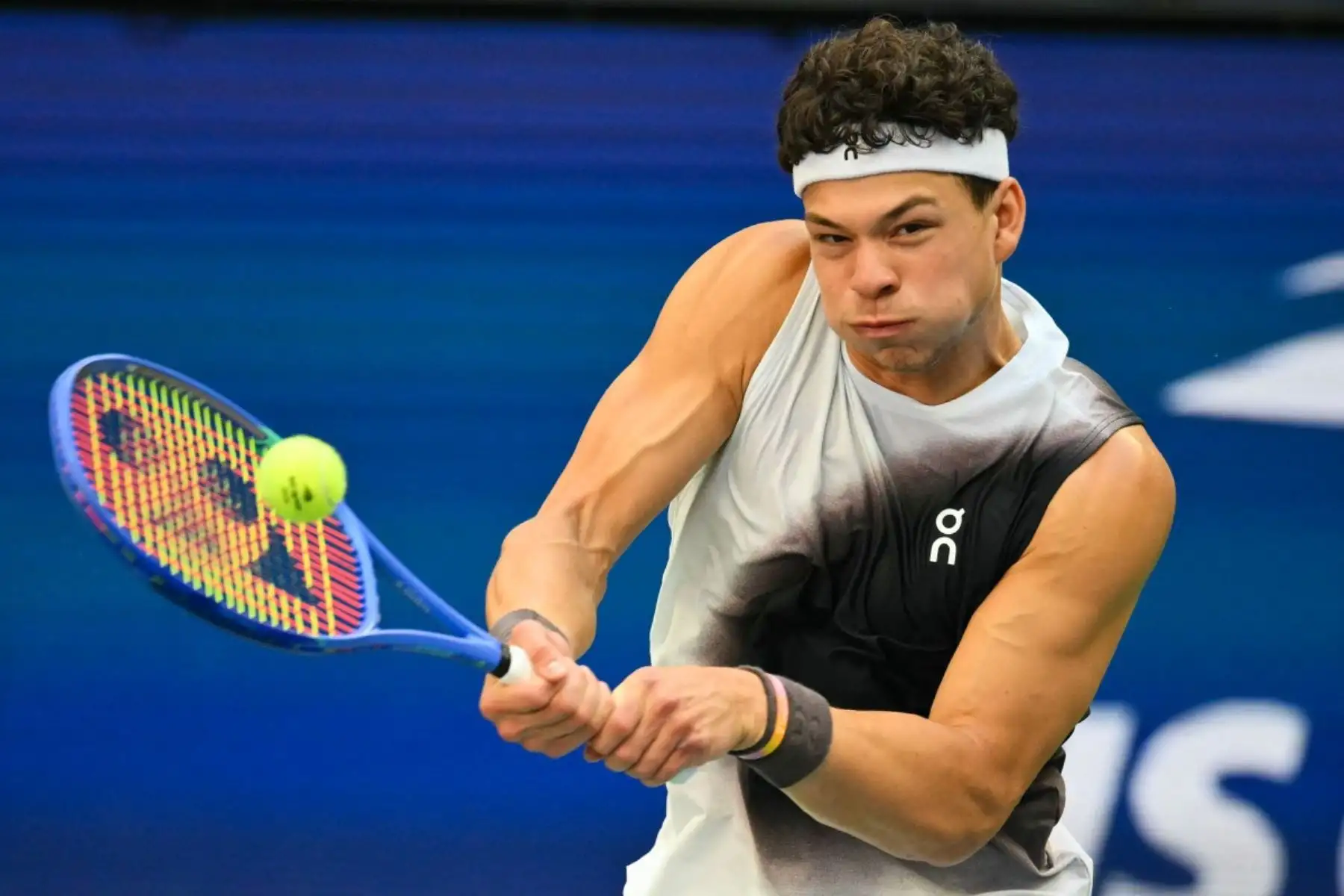 El estadounidense Ben Shelton devuelve una pelota al alemán Alexander Zverev durante la final masculina de individuales del torneo de tenis US Open, en el USTA Billie Jean King National Tennis Center de Nueva York, el 13 de septiembre de 2026.
 Foto: AFP