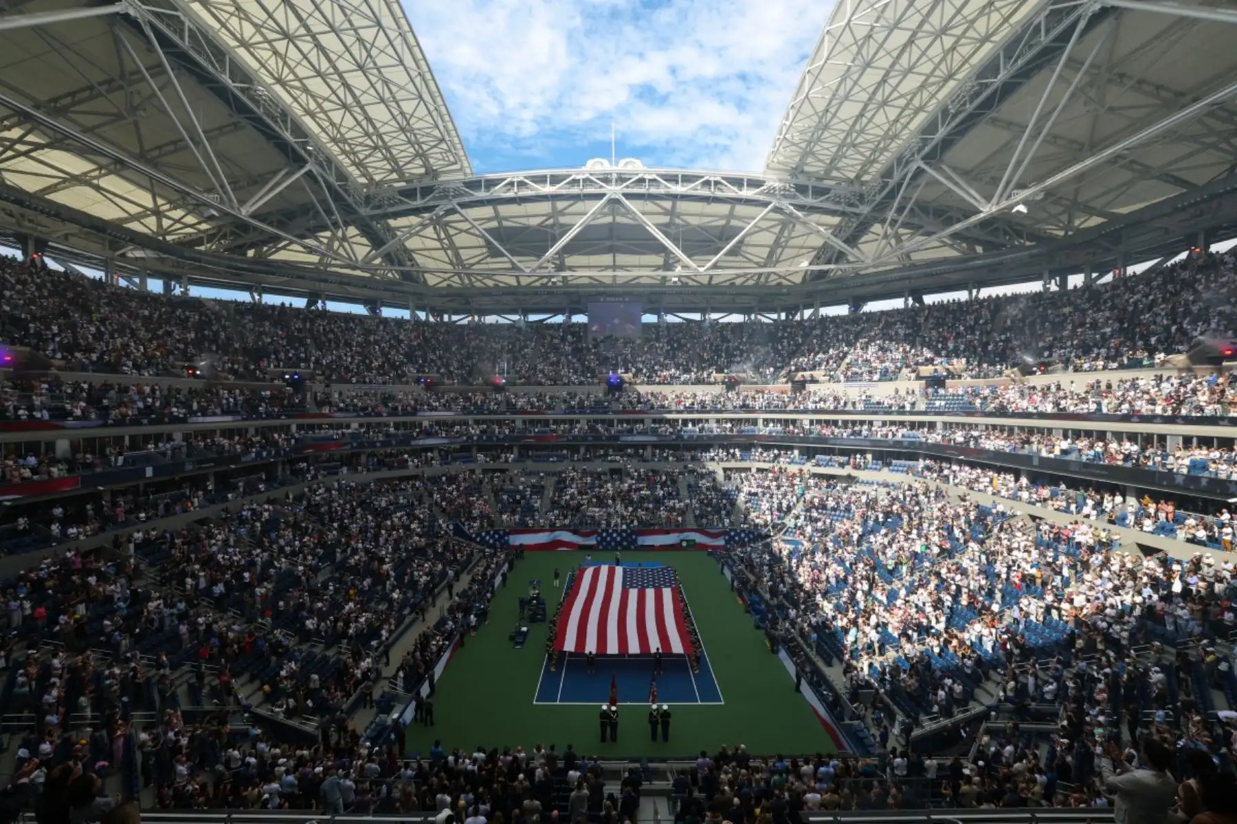 Una gran bandera de Estados Unidos se despliega sobre la pista antes del inicio de la final masculina individual de tenis entre el estadounidense Ben Shelton y el alemán Alexander Zverev, durante la decimoquinta jornada del torneo US Open en el USTA Billie Jean King National Tennis Center de Nueva York, el 13 de septiembre de 2026.
 Foto: AFP