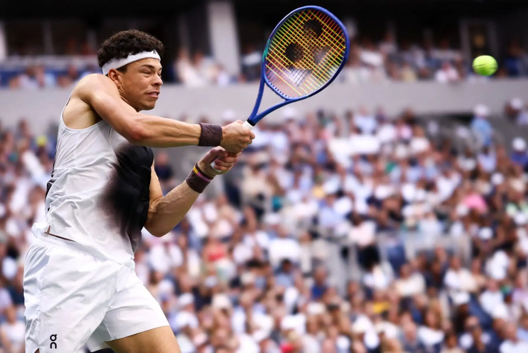 El estadounidense Ben Shelton devuelve la pelota al alemán Alexander Zverev durante la final masculina individual del torneo de tenis US Open, en el USTA Billie Jean King National Tennis Center de Nueva York, el 13 de septiembre de 2026.
Foto: AFP