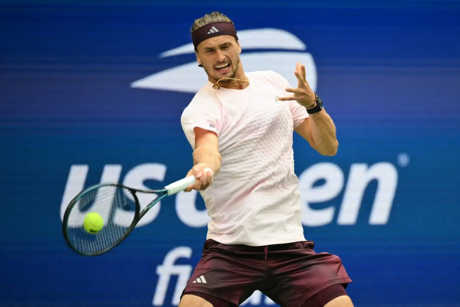 El alemán Alexander Zverev devuelve la pelota al estadounidense Ben Shelton durante la final individual masculina de tenis en el decimoquinto día del torneo US Open en el Centro Nacional de Tenis USTA Billie Jean King en Nueva York el 13 de septiembre de 2026.
Foto: AFP