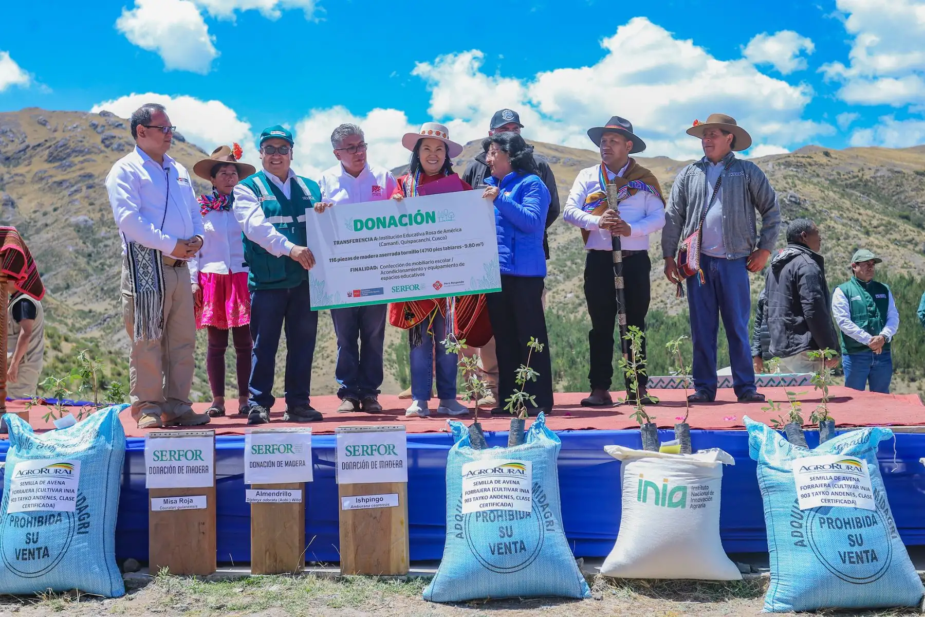 Presidenta Keiko Fujimori entregó apoyo a productores agrarios en el distrito de Paccaritambo, provincia de Paruro, Cusco Foto: ANDINA/Prensa Presidencia