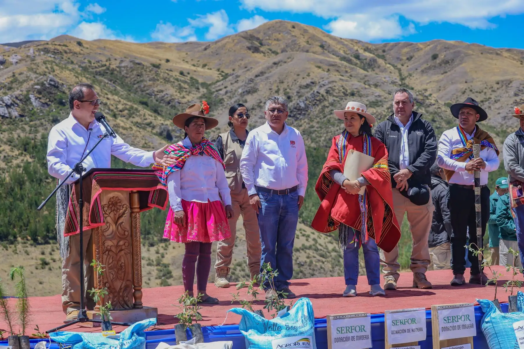 Presidenta Keiko Fujimori entregó apoyo a productores agrarios en el distrito de Paccaritambo, provincia de Paruro, Cusco Foto: ANDINA/Prensa Presidencia
