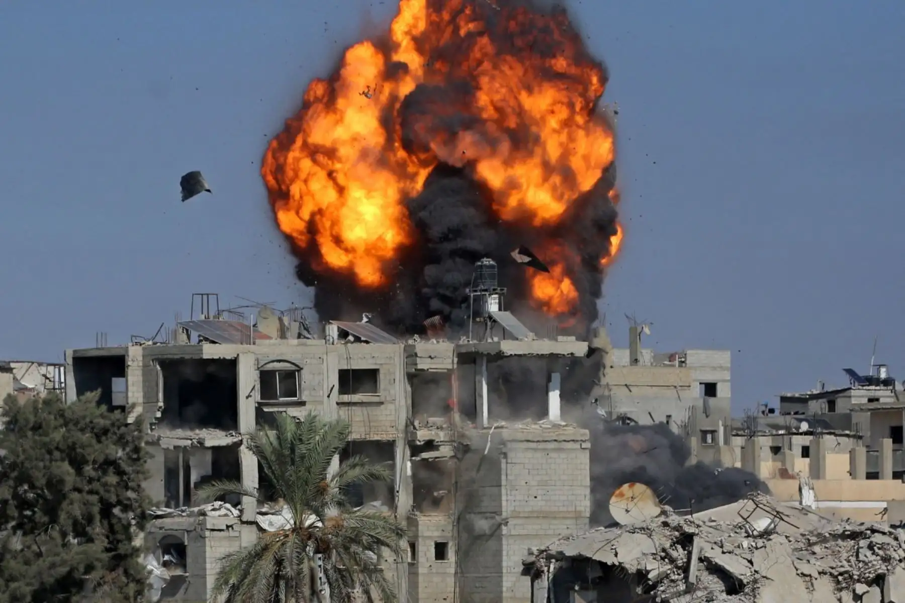 El humo y el fuego se elevan tras un ataque israelí contra una vivienda en Khan Yunis, al sur de la Franja de Gaza, el 9 de septiembre de 2026. Gaza sigue sumida en la violencia diaria, y tanto el ejército israelí como Hamás se acusan mutuamente de violar la tregua vigente desde el 10 de octubre. La guerra arrasó grandes extensiones del territorio, desplazó a la mayor parte de la población al menos una vez y dejó a cientos de miles de personas viviendo en tiendas de campaña y refugios temporales. Foto: AFP