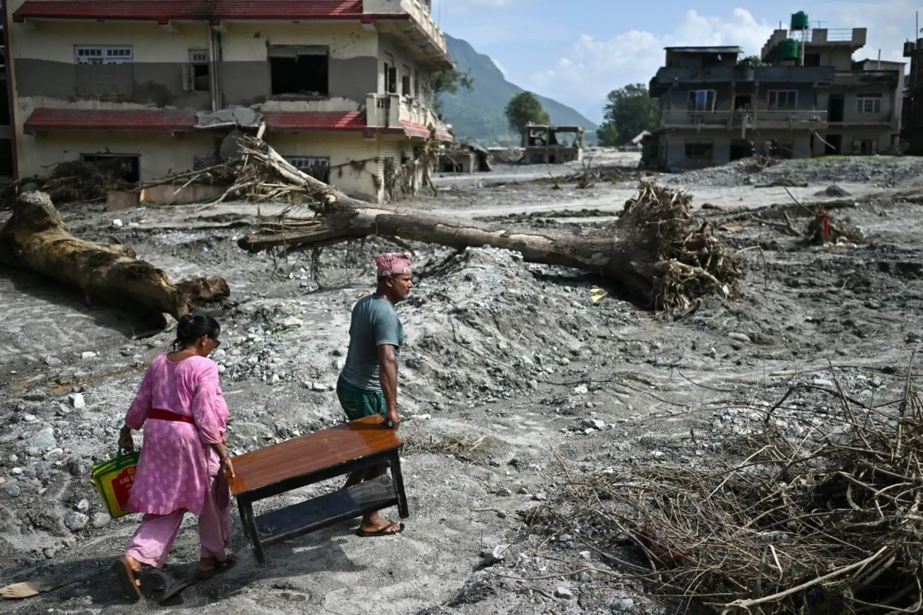 El 8 de septiembre de 2026, la gente recupera sus pertenencias tras las inundaciones repentinas en Devighat, en el distrito de Nuwakot, Nepal.
El derrumbe de glaciares y montañas del 26 de agosto en la frontera entre China y Nepal causó la muerte de al menos 1.399 personas y dejó a más de 5.500 desaparecidas, entre ellas unos 800 extranjeros. Foto: AFP
