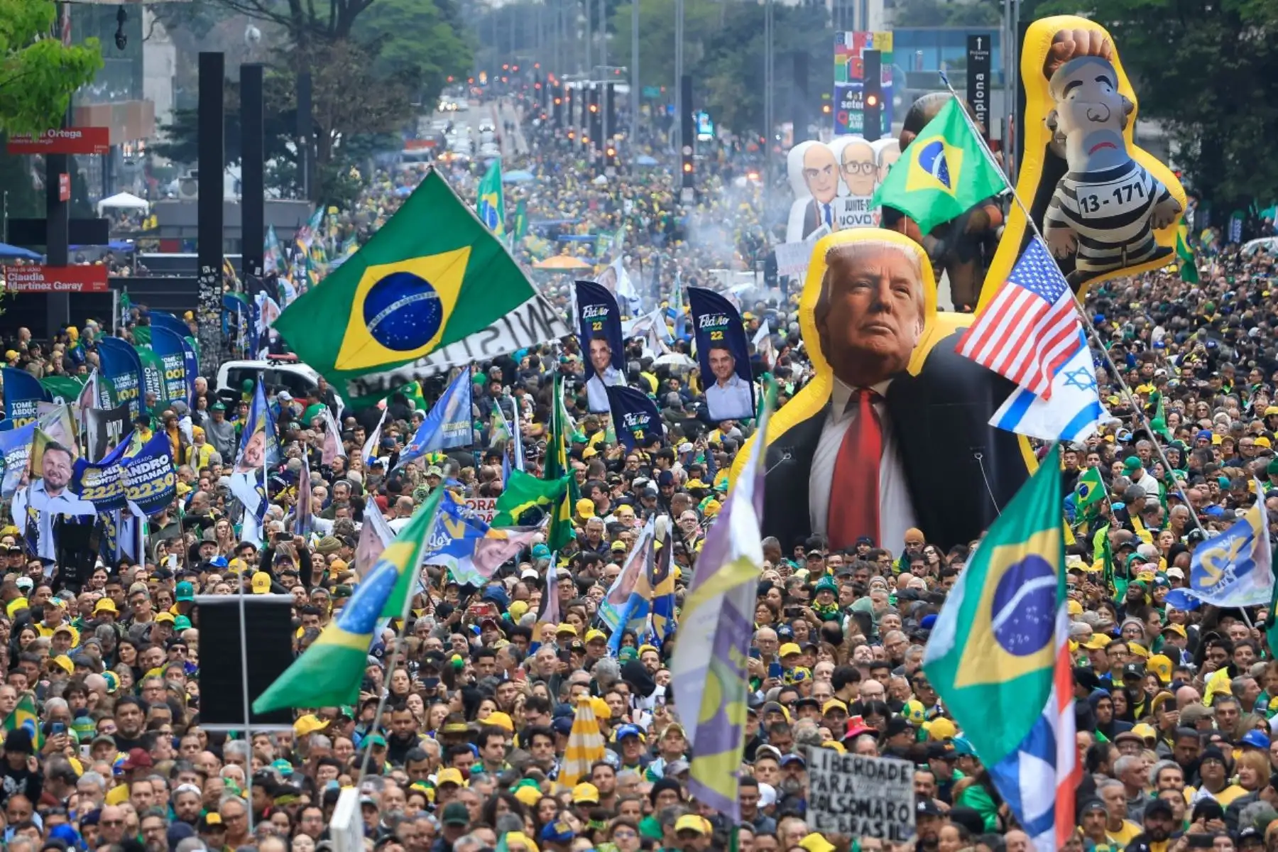 Un globo gigante que representa al presidente estadounidense Donald Trump sosteniendo al presidente brasileño Luiz Inácio Lula da Silva se observa mientras simpatizantes del candidato presidencial brasileño Flavio Bolsonaro, del Partido Liberal (PL), participan en una manifestación durante el desfile del Día de la Independencia en la Avenida Paulista en São Paulo, Brasil, el 7 de septiembre de 2026. Brasil celebrará elecciones presidenciales el 4 de octubre de 2026. Foto: AFP