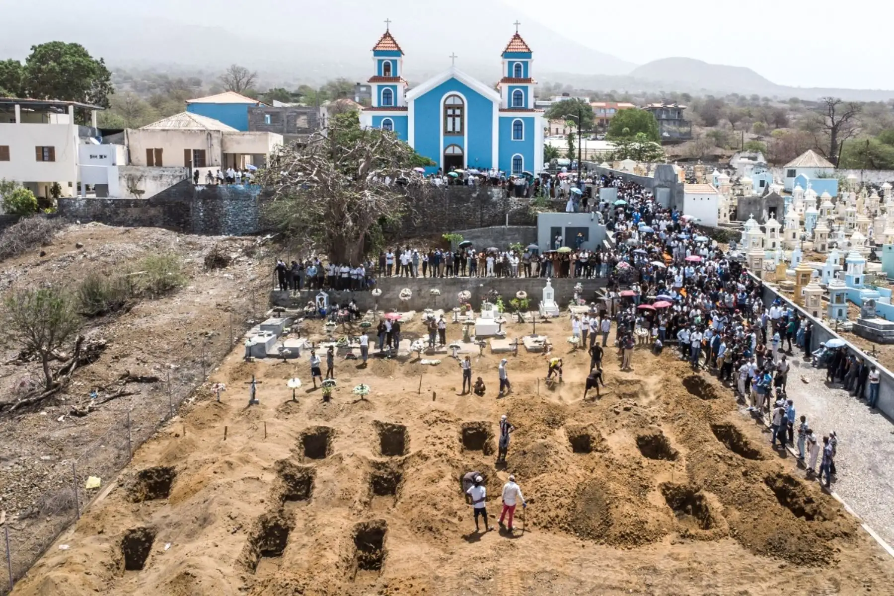 Vista aérea de los residentes y familiares de las víctimas del accidente de autobús reunidos durante su funeral en la iglesia de São Lourenço, en la isla de Fogo, el 6 de septiembre de 2026. El
gobierno de Cabo Verde anunció dos días de luto el domingo tras el fallecimiento de 25 personas, en su mayoría niños y adolescentes, en un accidente de autobús. Foto: AFP