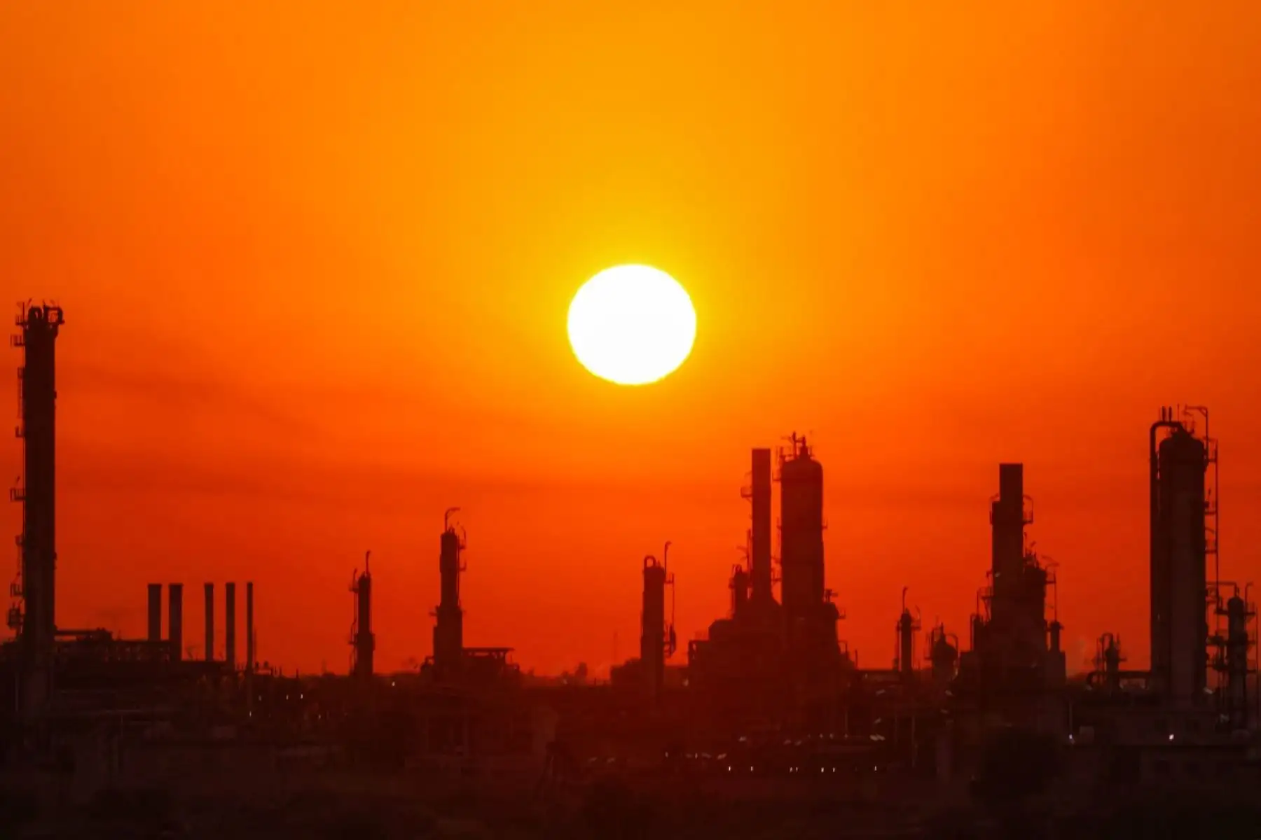 El sol sale sobre el complejo de la refinería de petróleo de Daura, en el sur de Bagdad, durante los primeros días de setiembre de 2026. (Foto de AHMAD AL-RUBAYE / AFP)