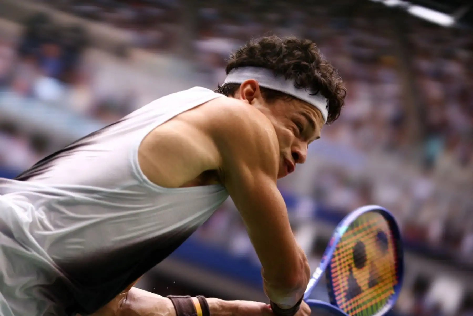 El estadounidense Ben Shelton devuelve la pelota ante el alemán Alexander Zverev durante la final individual masculina del US Open, en la decimoquinta jornada del torneo, en el Centro Nacional de Tenis USTA Billie Jean King de Nueva York, el 13 de septiembre de 2026. (Foto de CHARLY TRIBALLEAU / AFP)