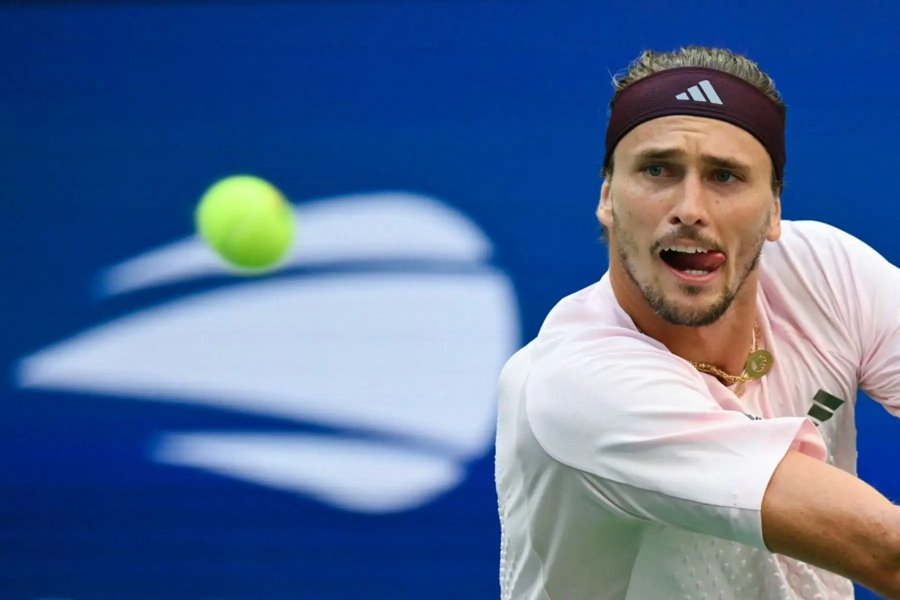 El alemán Alexander Zverev observa la pelota mientras devuelve un golpe al estadounidense Ben Shelton durante la final individual masculina del US Open, en la decimoquinta jornada del torneo, celebrada en el Centro Nacional de Tenis USTA Billie Jean King de Nueva York el 13 de septiembre de 2026. (Foto de ANGELA WEISS / AFP)