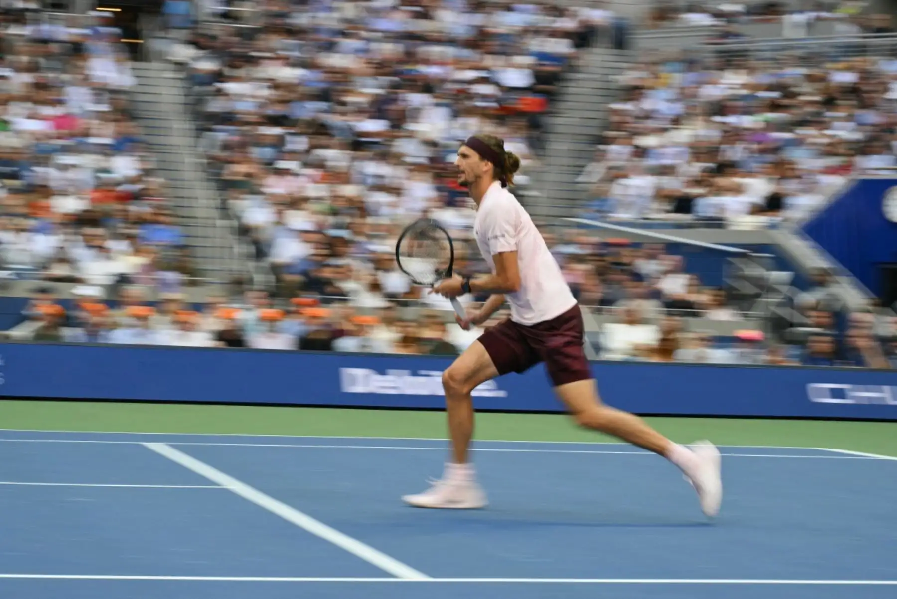El alemán Alexander Zverev corre hacia la red para devolver la pelota al estadounidense Ben Shelton durante la final individual masculina del US Open, en la decimoquinta jornada del torneo, celebrada en el Centro Nacional de Tenis USTA Billie Jean King de Nueva York el 13 de septiembre de 2026. (Foto de ANGELA WEISS / AFP)