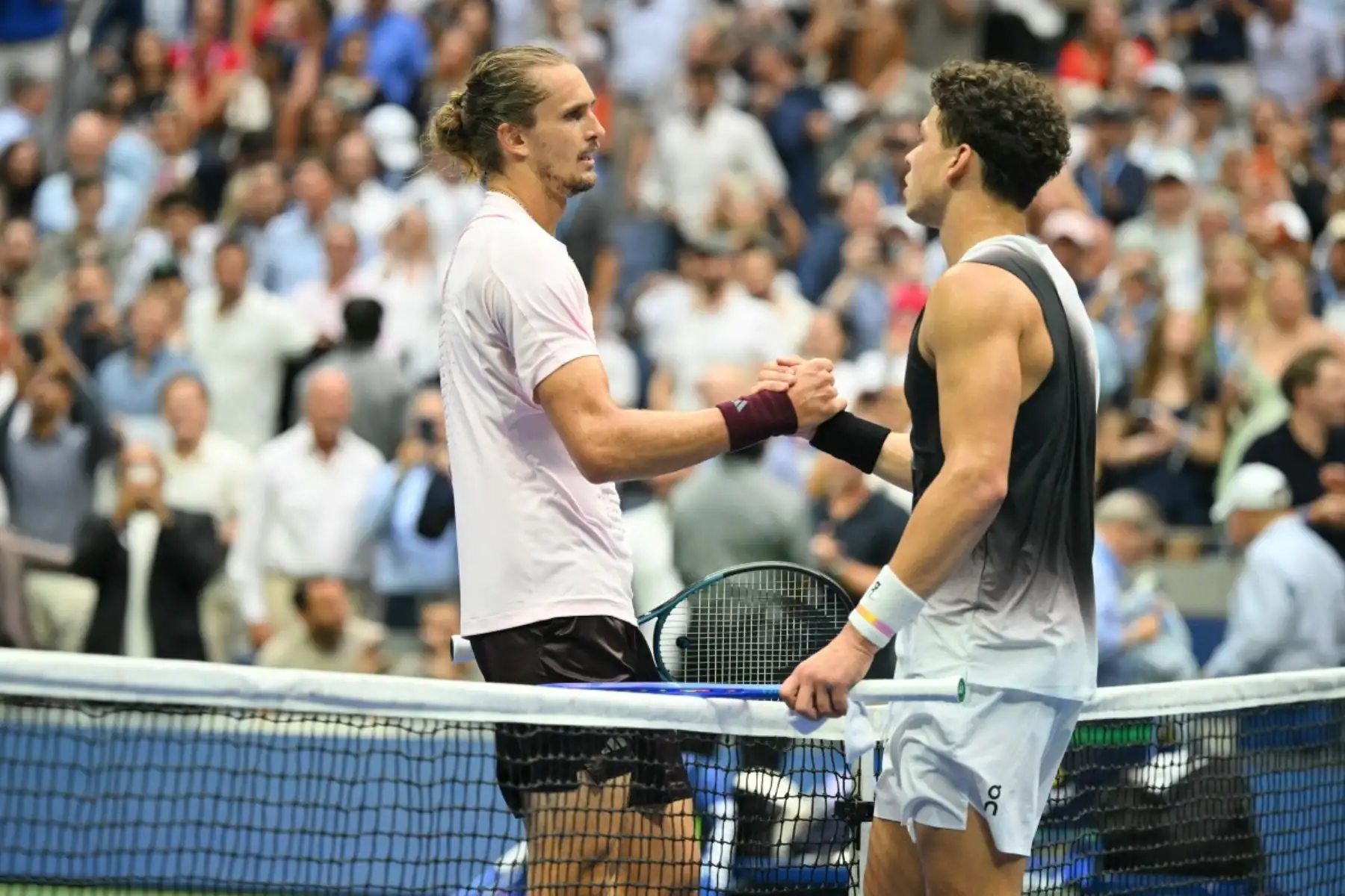 El estadounidense Ben Shelton (derecha) estrecha la mano del alemán Alexander Zverev tras la final individual masculina del US Open, disputada el 13 de septiembre de 2026 en el Centro Nacional de Tenis USTA Billie Jean King de Nueva York. (Foto de ANGELA WEISS / AFP)
