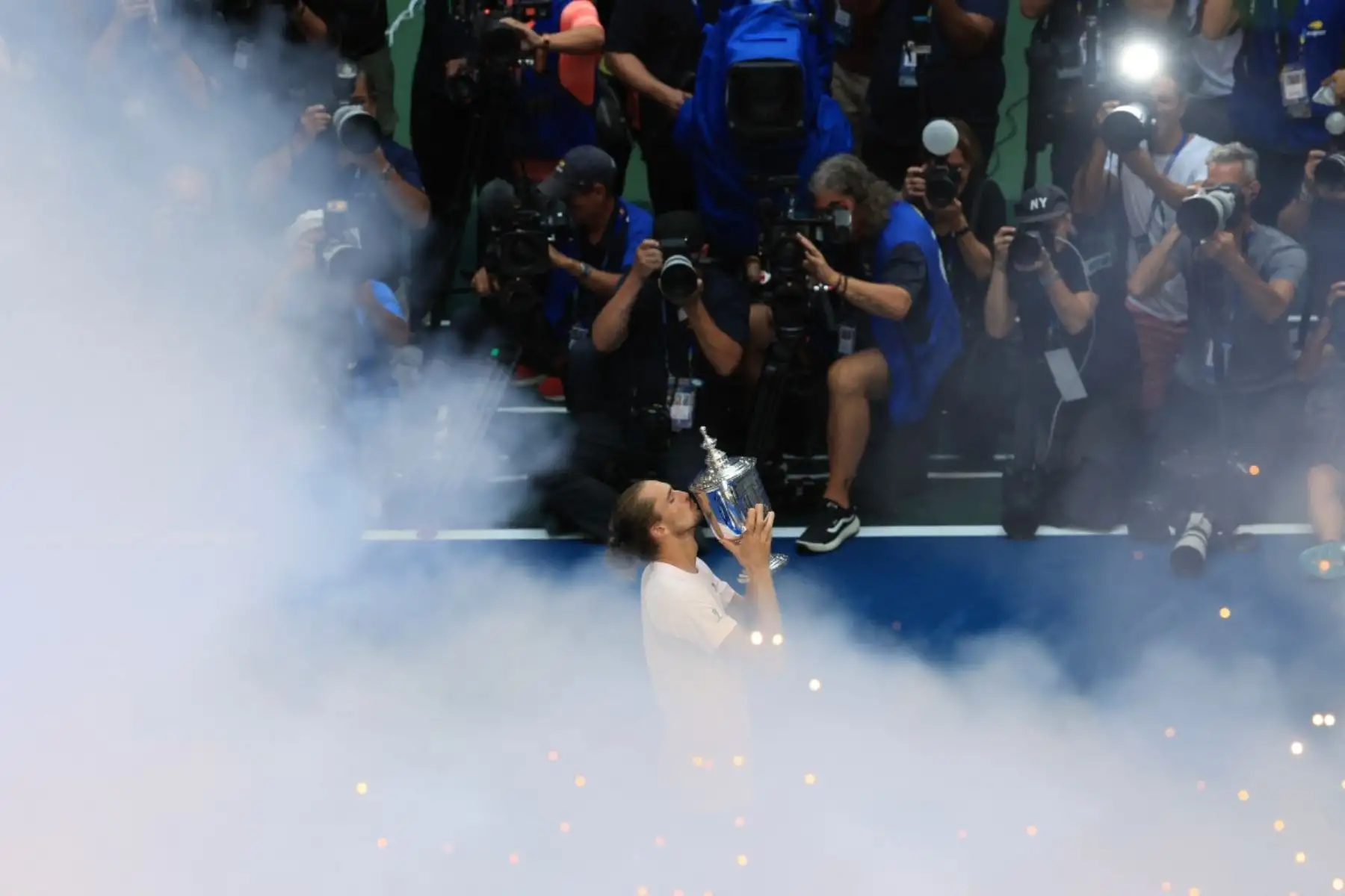 El alemán Alexander Zverev besa el trofeo tras derrotar al estadounidense Ben Shelton en la final individual masculina del US Open, en la decimoquinta jornada del torneo, celebrada en el Centro Nacional de Tenis USTA Billie Jean King de Nueva York el 13 de septiembre de 2026. (Foto de TIMOTHY A. CLARY / AFP)
