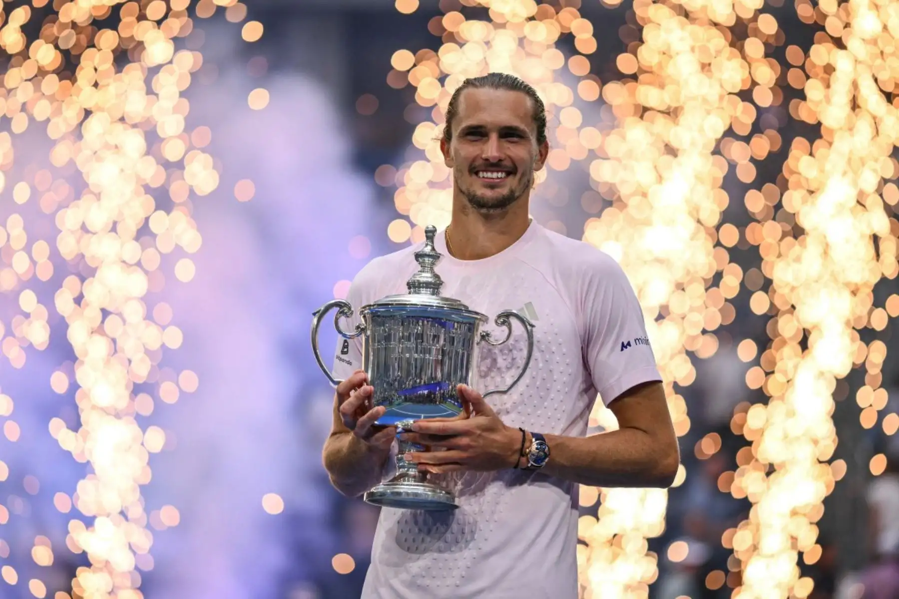 El alemán Alexander Zverev sostiene el trofeo tras derrotar al estadounidense Ben Shelton en la final individual masculina del US Open, en la decimoquinta jornada del torneo, celebrada en el Centro Nacional de Tenis USTA Billie Jean King de Nueva York el 13 de septiembre de 2026. (Foto de ANGELA WEISS / AFP)