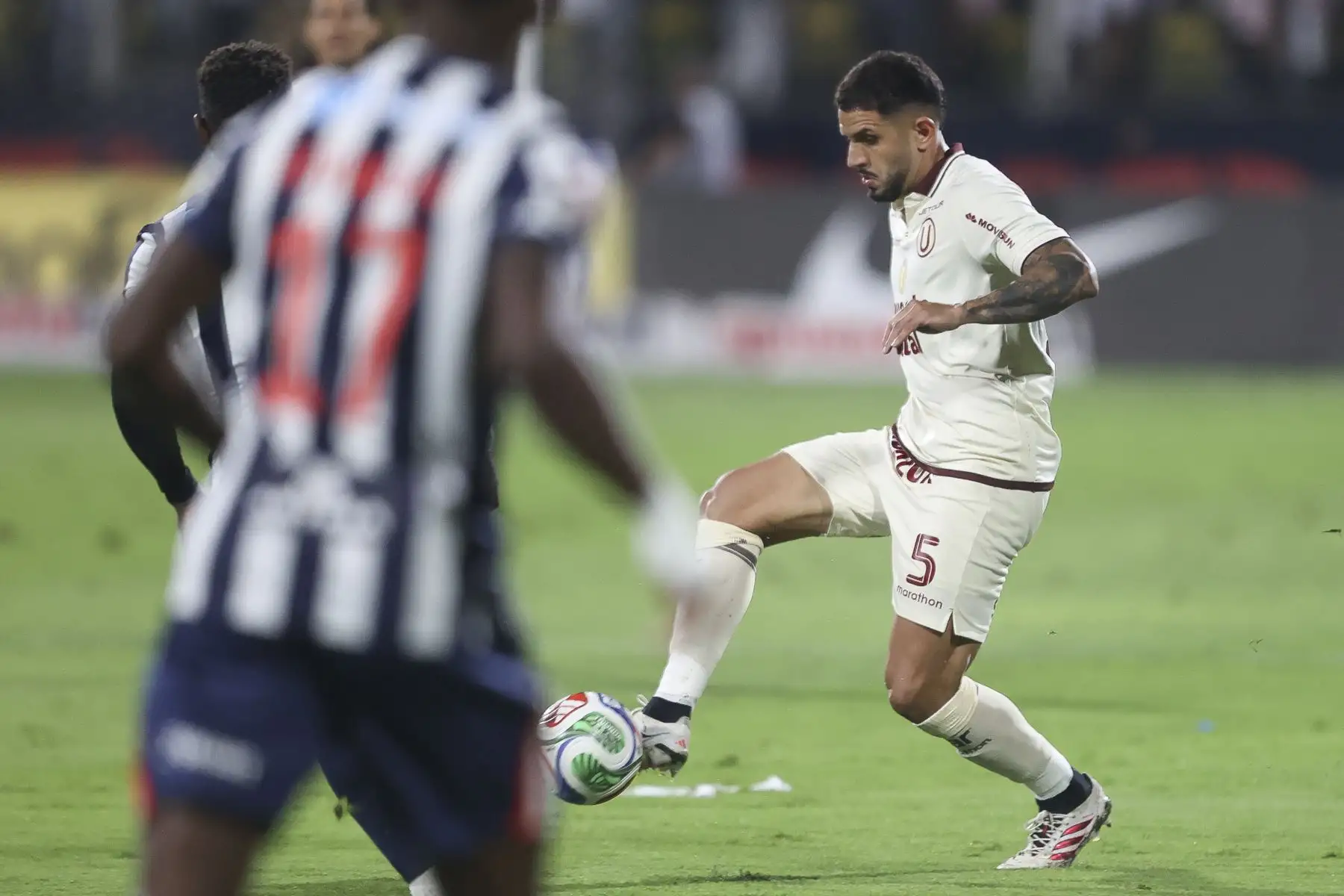 Di Benedetto apoya a Cúper en Universitario