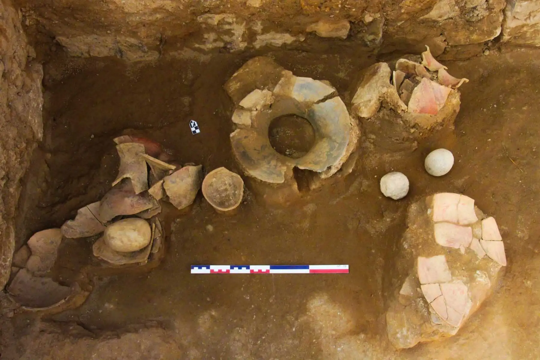 Arqueólogos descubrieron un ritual de clausura de un edificio prehispánico en el recinto inca Wancasanga, ubicado en el valle de Condebamba, Cajamarca. El hallazgo incluye 18 vasijas ceremoniales y una huanca colocada verticalmente como elemento tutelar. ANDINA/Difusión