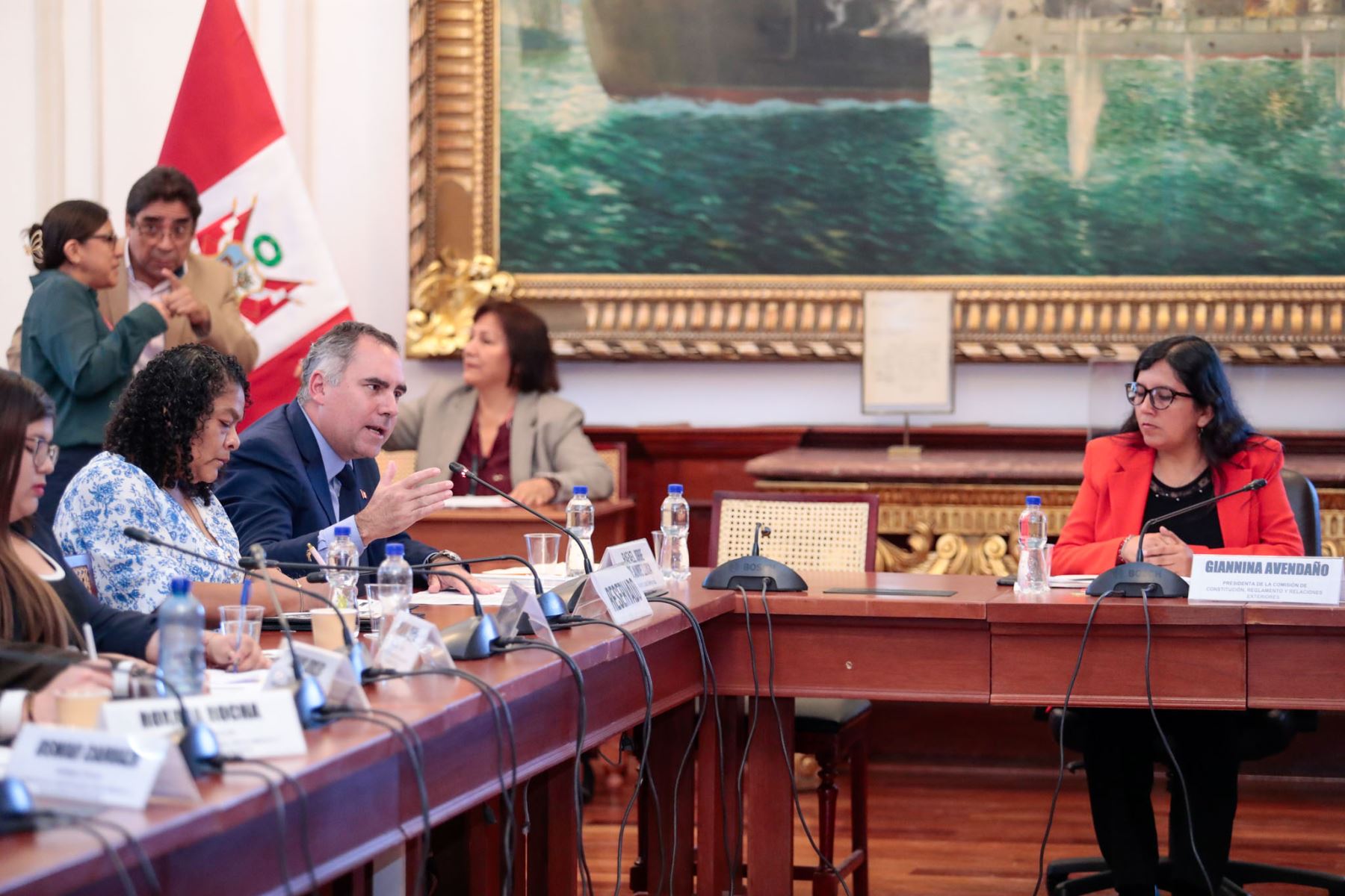 El ministro de Defensa, Rafael Belaúnde, sustentó ante la Comisión de Constitución de la Cámara de Diputados el pedido de facultades legislativas para el Poder Ejecutivo, durante una sesión en el Congreso de la República. Foto: ANDINA/Daniel Bracamonte.