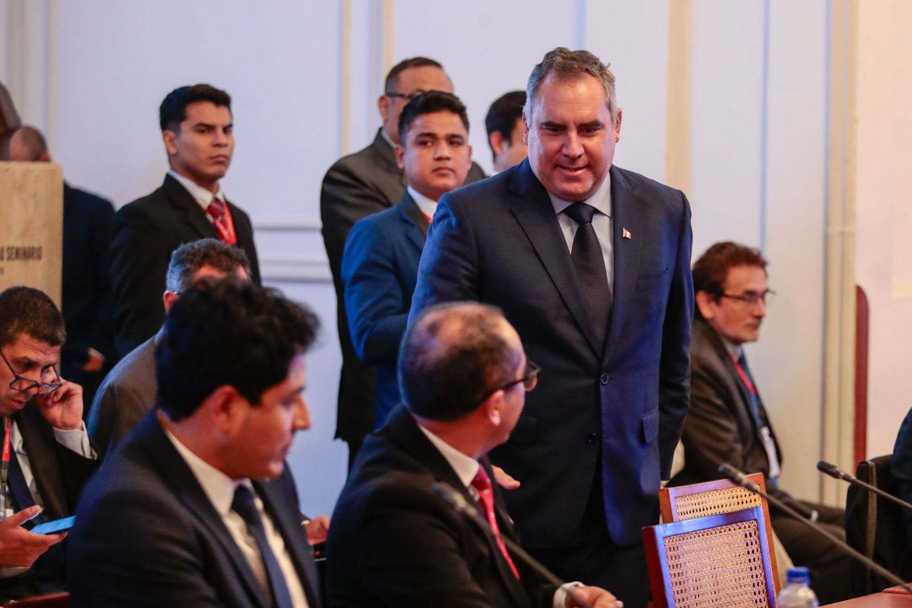 El ministro de Defensa, Rafael Belaúnde, sustentó ante la Comisión de Constitución de la Cámara de Diputados el pedido de facultades legislativas para el Poder Ejecutivo, durante una sesión en el Congreso de la República. Foto: ANDINA/Daniel Bracamonte.
