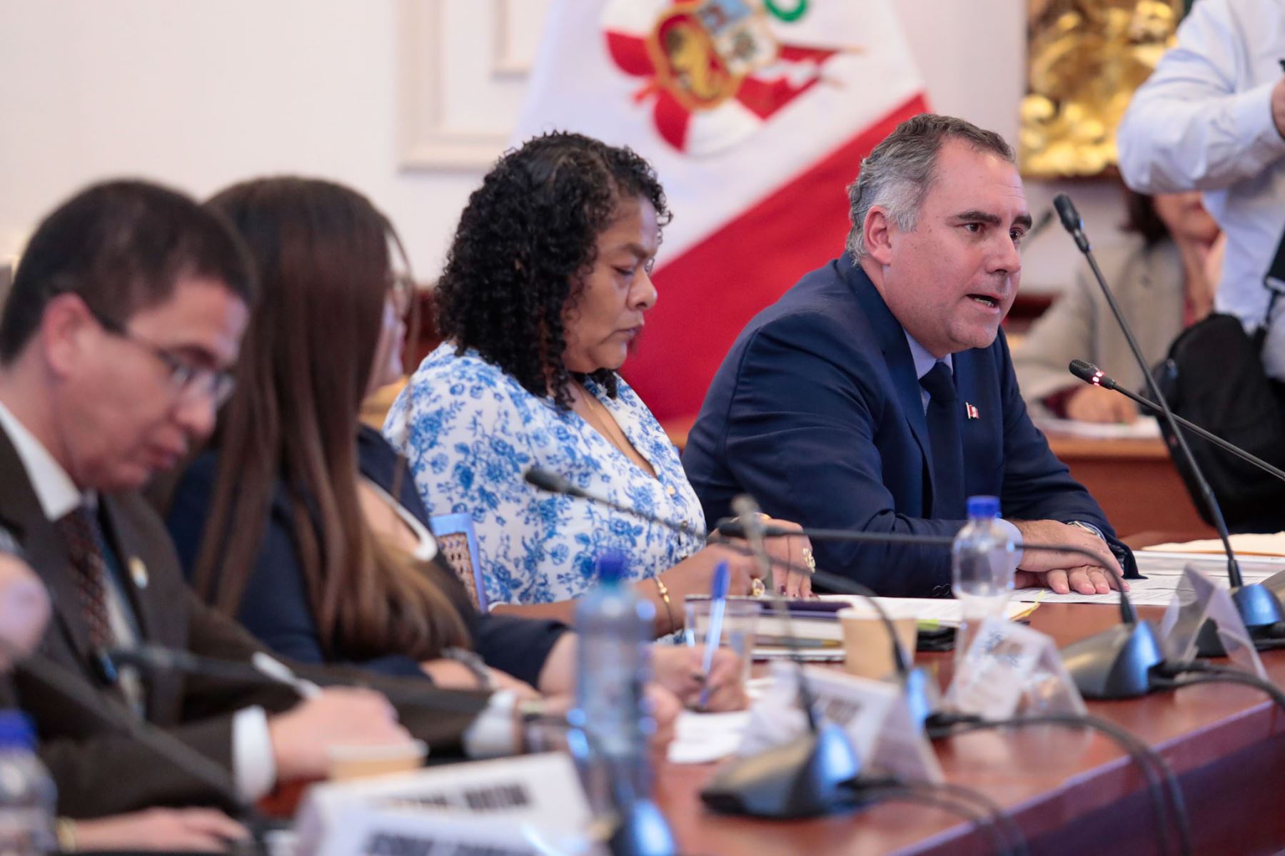 El ministro de Defensa, Rafael Belaúnde, sustentó ante la Comisión de Constitución de la Cámara de Diputados el pedido de facultades legislativas para el Poder Ejecutivo, durante una sesión en el Congreso de la República. Foto: ANDINA/Daniel Bracamonte.
