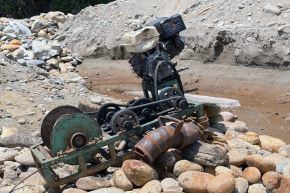 La intervención fue ejecutada por efectivos de la Comisaría PNP Aucayacu, quienes ubicaron una excavadora, un chute —estructura metálica empleada para actividades mineras— y dos motobombas. Foto: Mininter