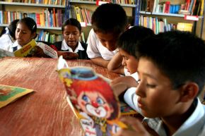 Todos los niños tendrán que leer un libro al mes y para fortalecer esta medida se va a sacar una directiva que determina que todas las escuelas del Perú van a tener que dedicar 1 hora diaria a la lectura, con asistencia del profesor, 