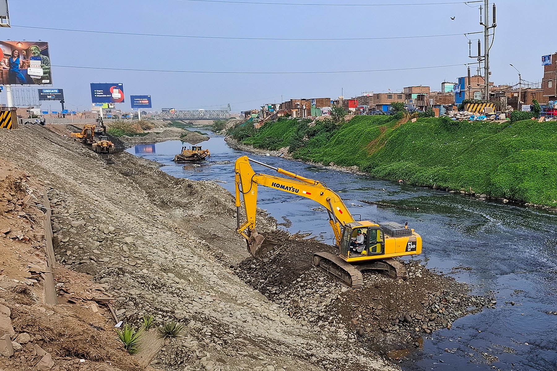 Trabajos de limpieza, descolmatación y conformación de diques se ejecutan en ambas márgenes del río Rímac, a la altura del puente Elmer Faucett, como parte de las acciones de prevención ante el Fenómeno El Niño. Las labores son realizadas por el Gobierno Regional del Callao, en coordinación con los gobiernos locales y el INDECI. Foto: ANDINA/Irvin Miranda