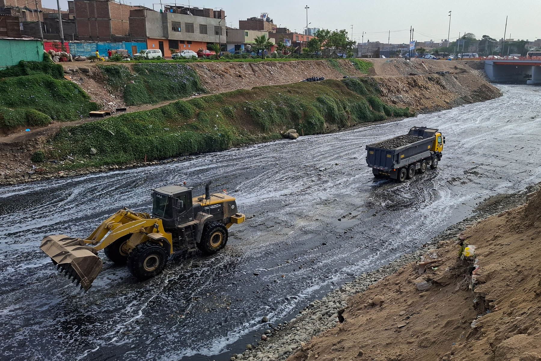 Maquinaria pesada realiza trabajos de limpieza y descolmatación en el cauce del río Rímac, cerca del puente Elmer Faucett, como medida preventiva ante posibles desbordes asociados al Fenómeno El Niño. Foto: ANDINA/Irvin Miranda