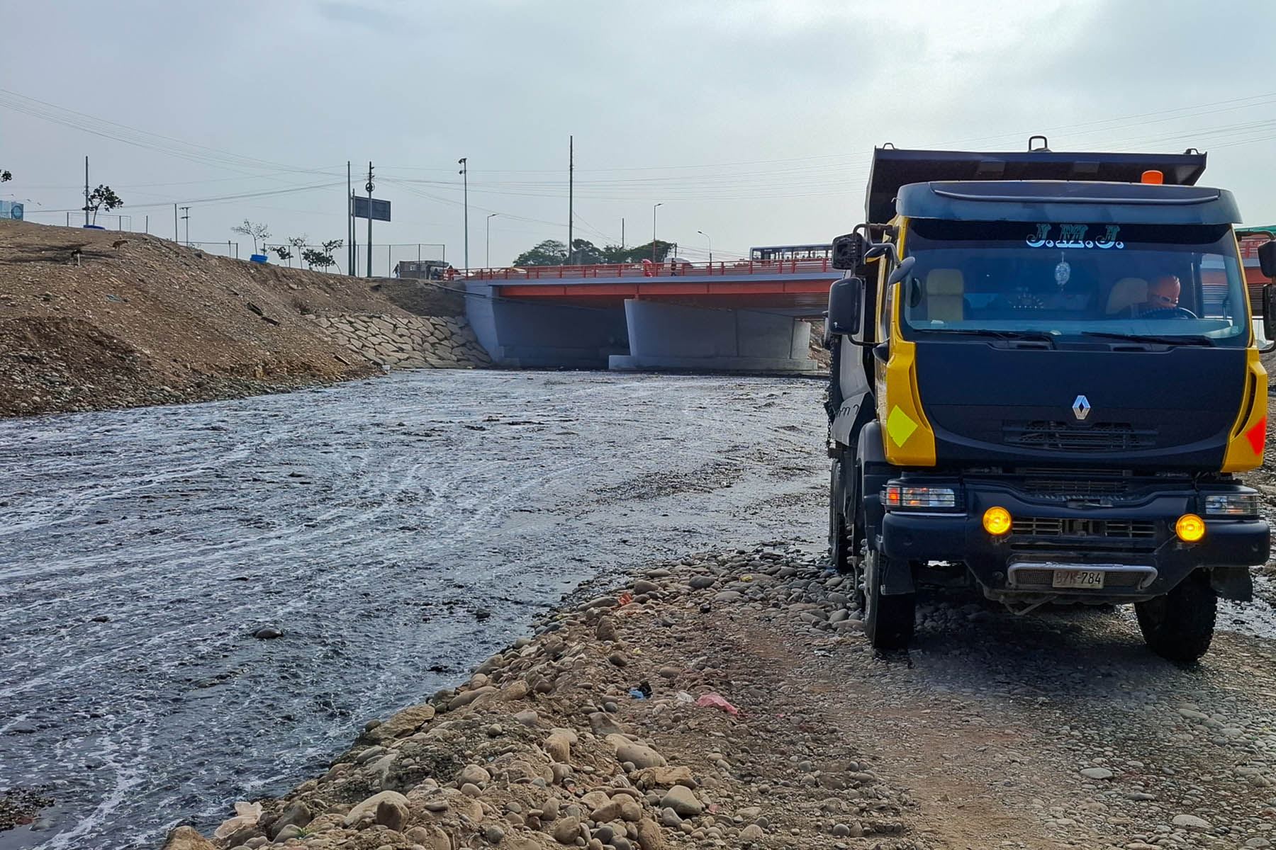 Maquinaria pesada realiza trabajos de limpieza y descolmatación en el cauce del río Rímac, cerca del puente Elmer Faucett, como medida preventiva ante posibles desbordes asociados al Fenómeno El Niño. Foto: ANDINA/Irvin Miranda