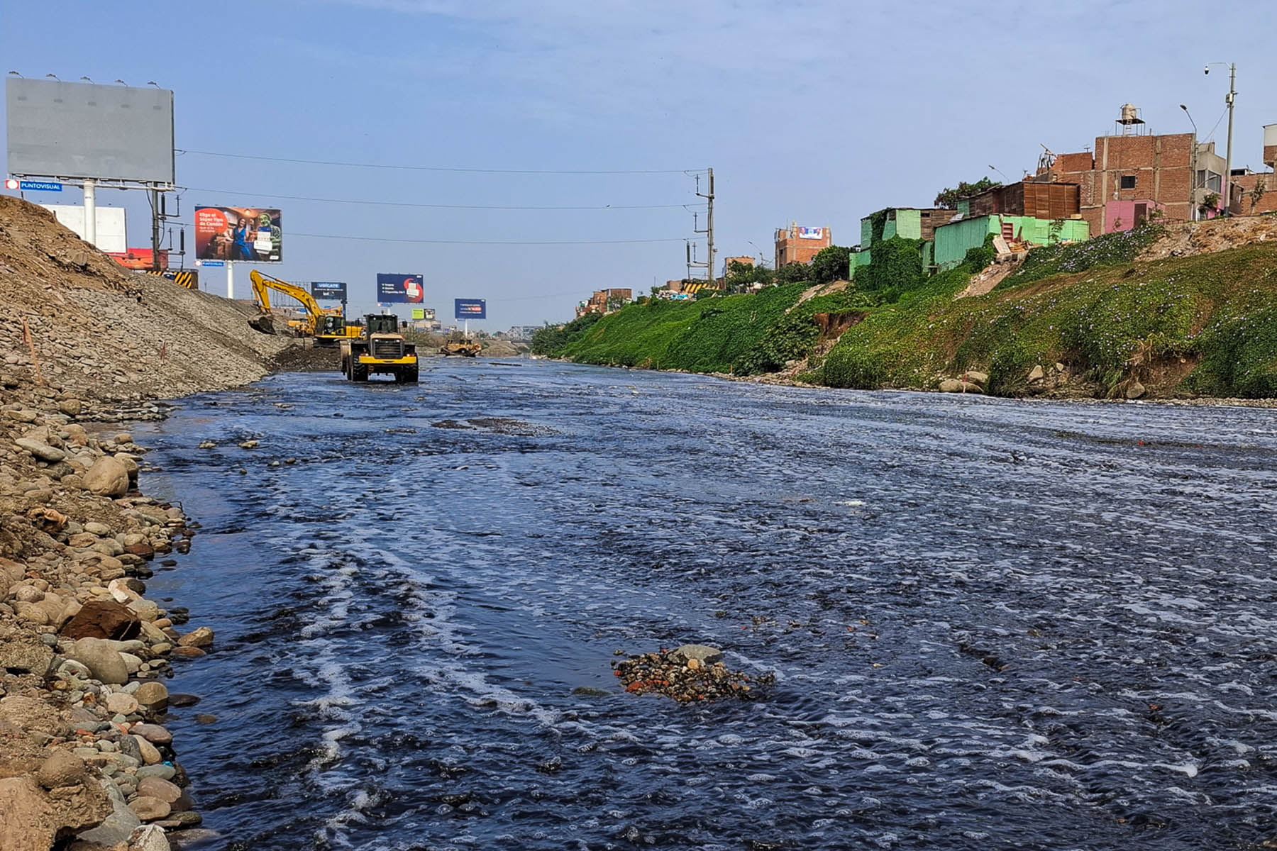 Maquinaria pesada realiza trabajos de limpieza y descolmatación en el cauce del río Rímac, cerca del puente Elmer Faucett, como medida preventiva ante posibles desbordes asociados al Fenómeno El Niño. Foto: ANDINA/Irvin Miranda