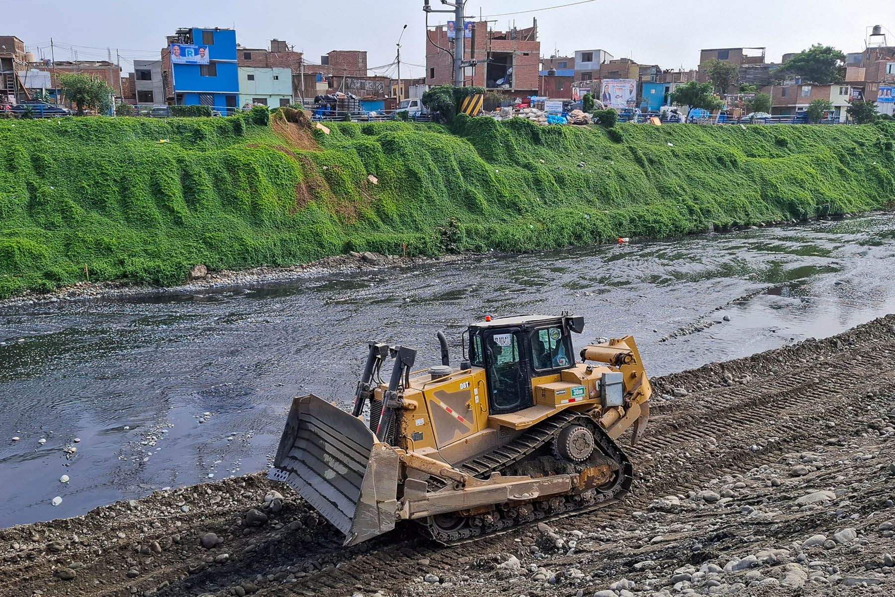 Personal y maquinaria ejecutan trabajos de conformación de diques en una de las márgenes del río Rímac, con el objetivo de reforzar la protección de las zonas aledañas ante el incremento del caudal. Foto: ANDINA/Irvin Miranda