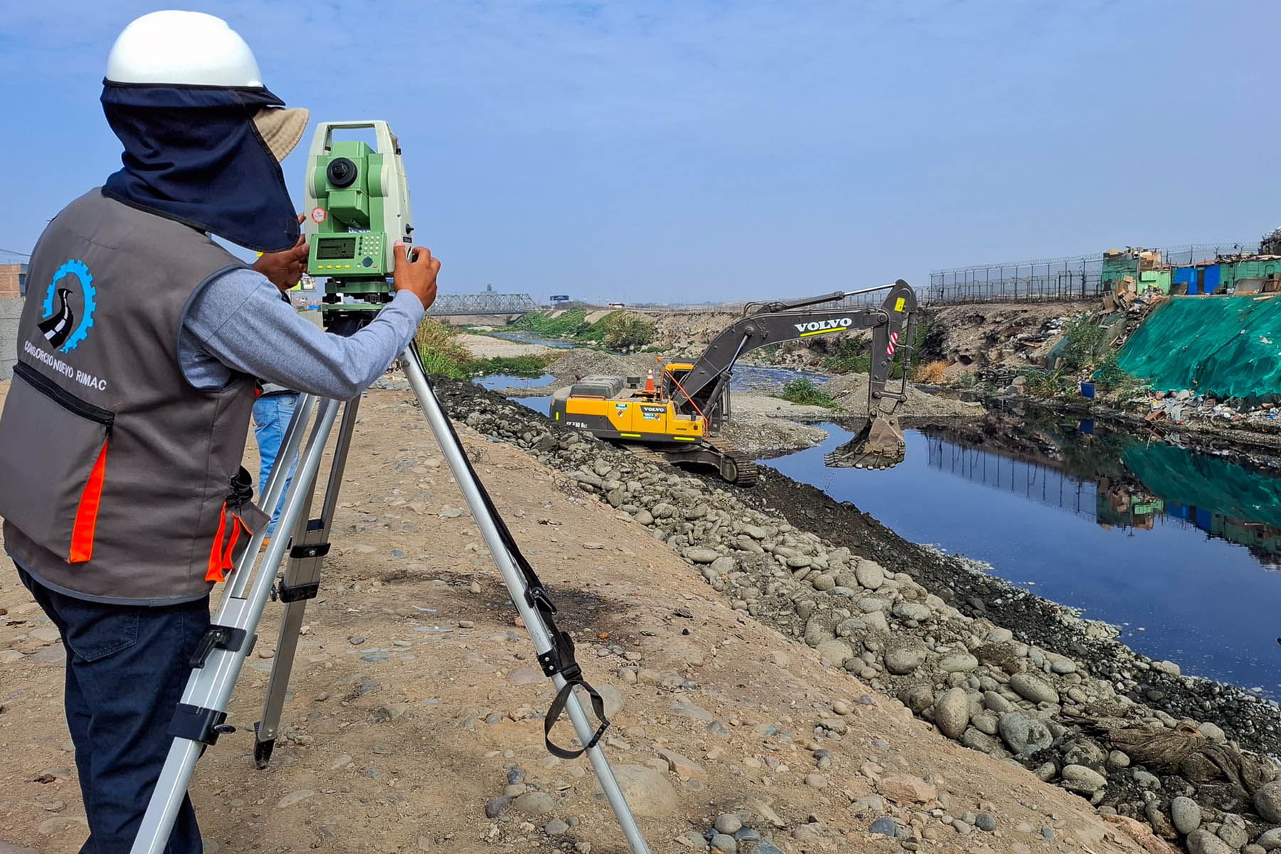 Trabajos de limpieza y descolmatación que se realizan en ambas márgenes del río Rímac, a la altura del puente Elmer Faucett, en dirección al nuevo Aeropuerto Internacional Jorge Chávez. Foto: ANDINA/Irvin Miranda