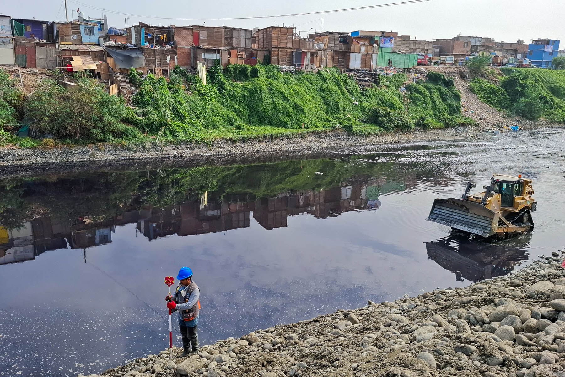 Trabajos de limpieza y descolmatación que se realizan en ambas márgenes del río Rímac, a la altura del puente Elmer Faucett, en dirección al nuevo Aeropuerto Internacional Jorge Chávez. Foto: ANDINA/Irvin Miranda