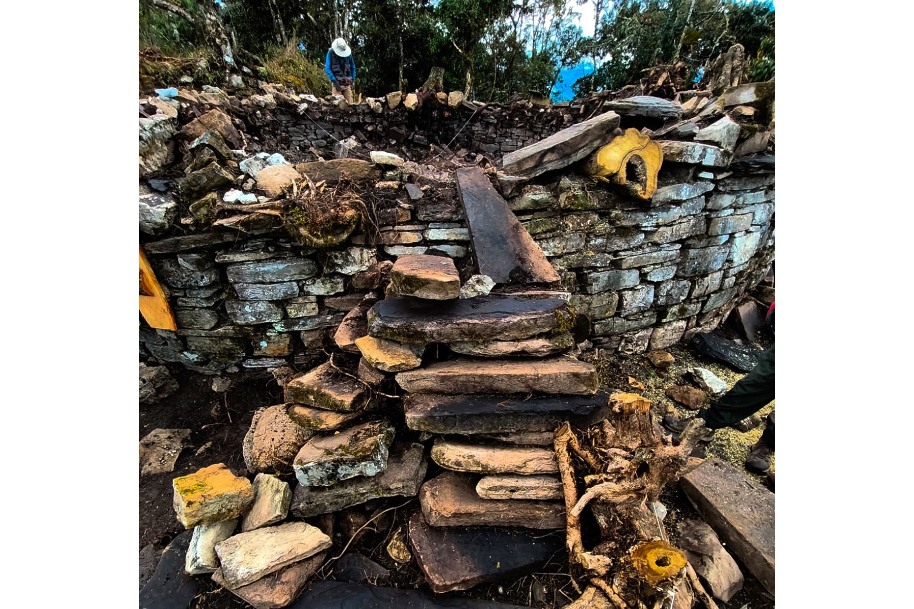 El singular dado prehispánico fue encontrado en la cuadrícula B de la Unidad de Excavación 05, hacia el exterior de una de las estructuras del sitio arqueológico Ollape. Su estudio permitirá profundizar en el conocimiento sobre las prácticas y costumbres de las sociedades que habitaron esta zona de Amazonas. ANDINA/Difusión