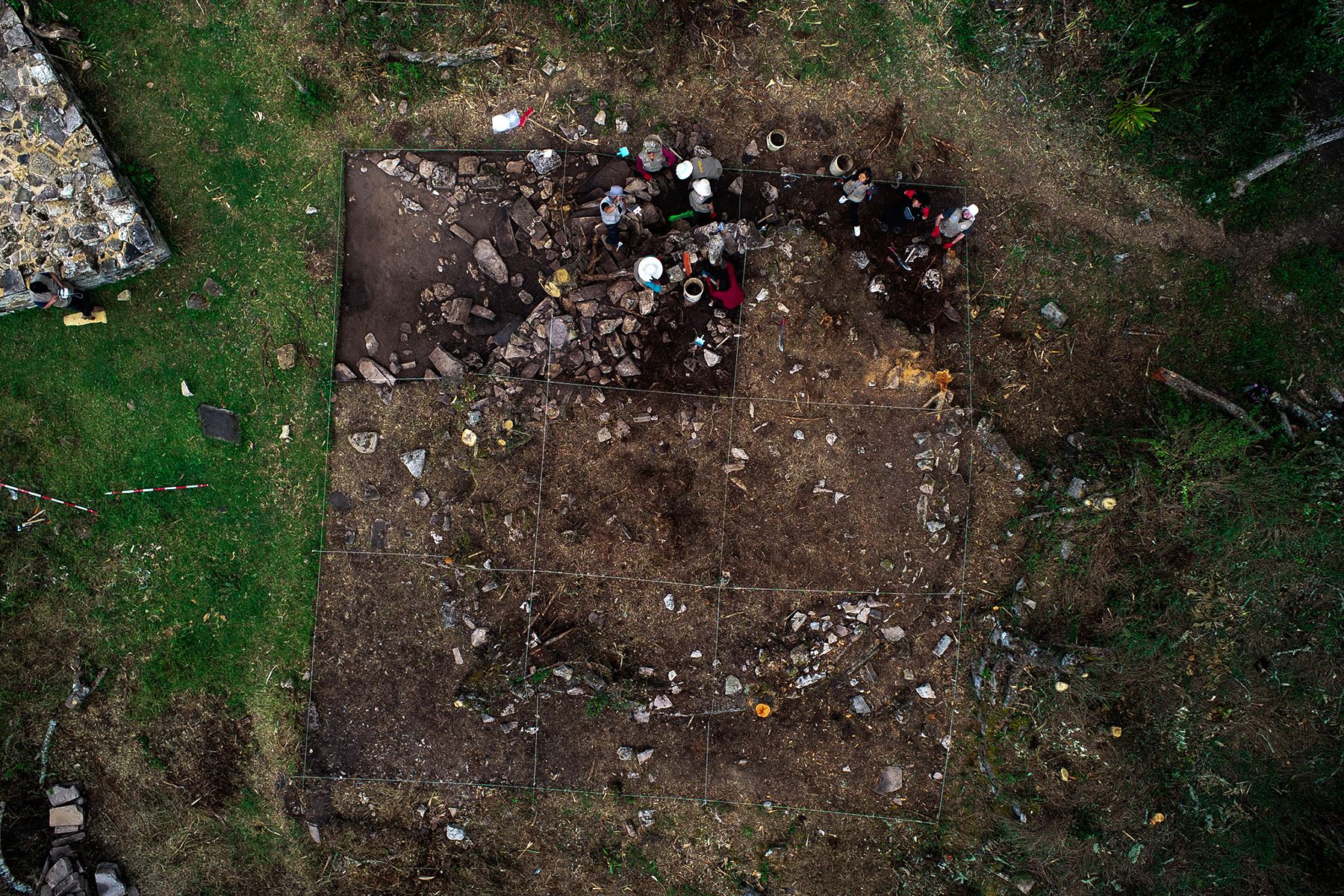 El dado prehispánico, elaborado en piedra arenisca y de forma prismática y alargada, fue hallado durante las excavaciones arqueológicas en el sitio de Ollape, en la región Amazonas. La pieza presenta superficies trabajadas e incisiones horizontales en sus caras. ANDINA/Difusión