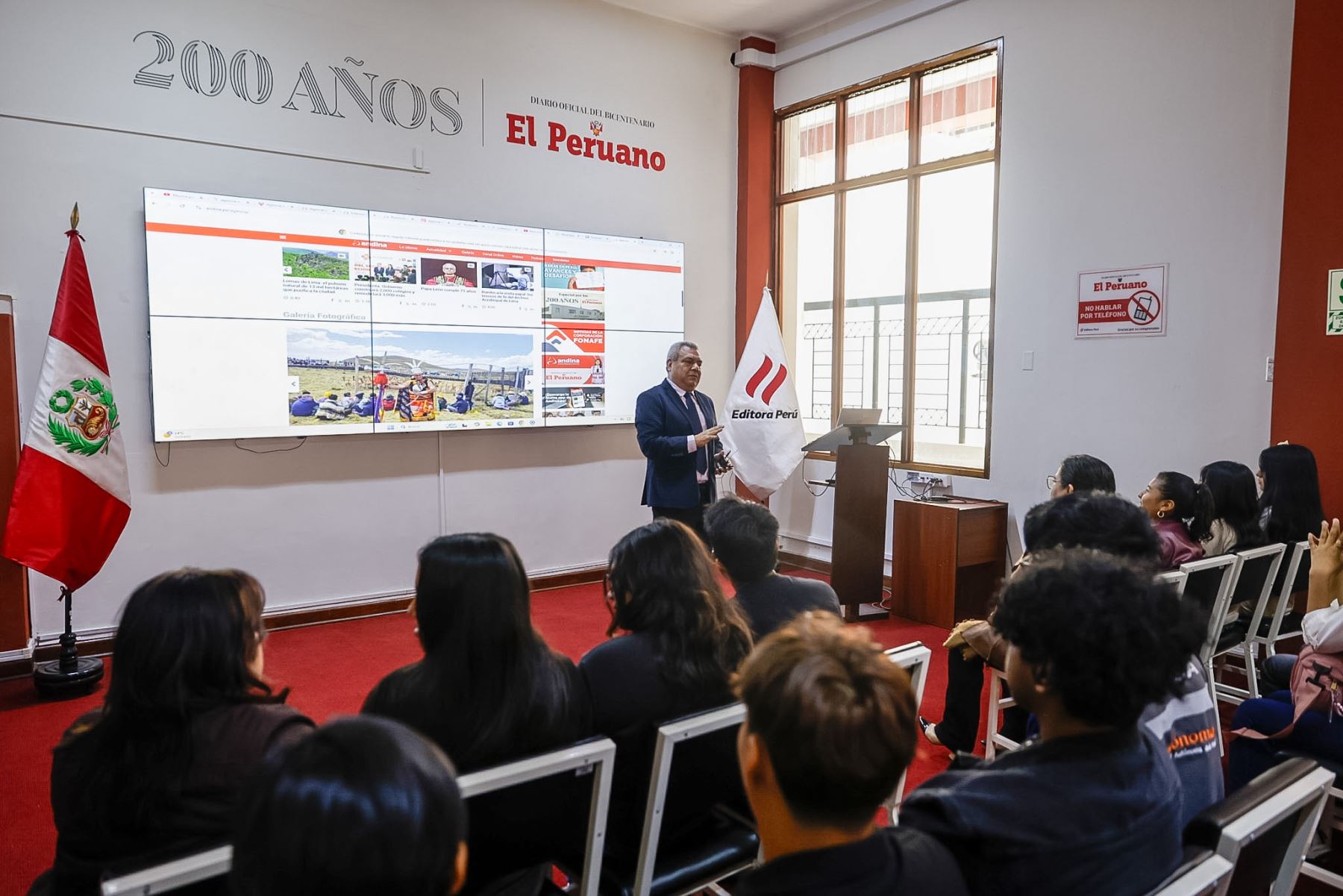 Estudiantes de la Escuela Profesional de Ciencias de la Comunicación de la Universidad Autónoma del Perú visitaron la sede de la Agencia Andina y el Diario Oficial El Peruano, como parte de la iniciativa Vive Andina, que acerca a los futuros comunicadores al trabajo periodístico en medios públicos. Foto: ANDINA/Luis Iparraguirre.