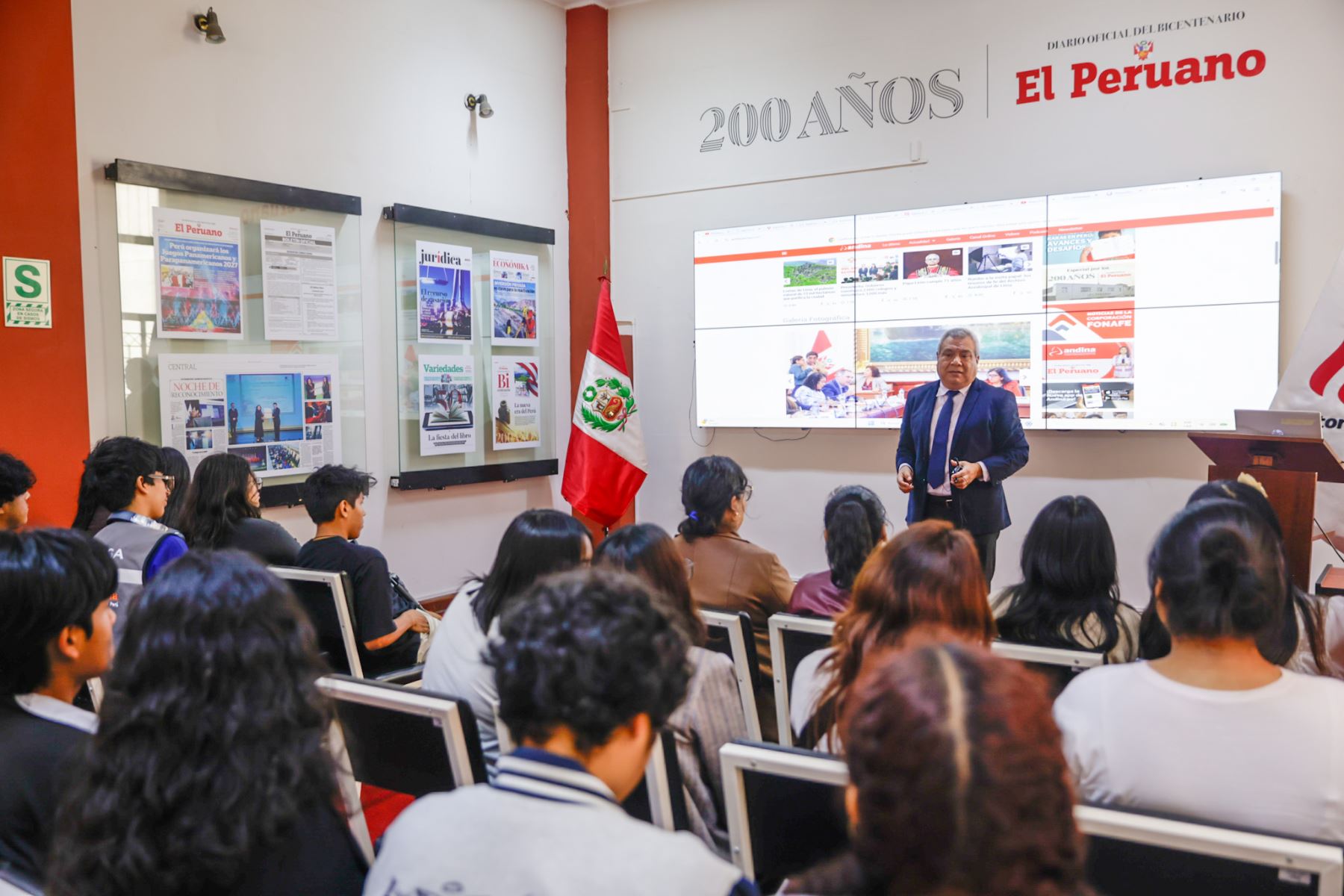 Estudiantes de la Escuela Profesional de Ciencias de la Comunicación de la Universidad Autónoma del Perú visitaron la sede de la Agencia Andina y el Diario Oficial El Peruano, como parte de la iniciativa Vive Andina, que acerca a los futuros comunicadores al trabajo periodístico en medios públicos. Foto: ANDINA/Luis Iparraguirre.