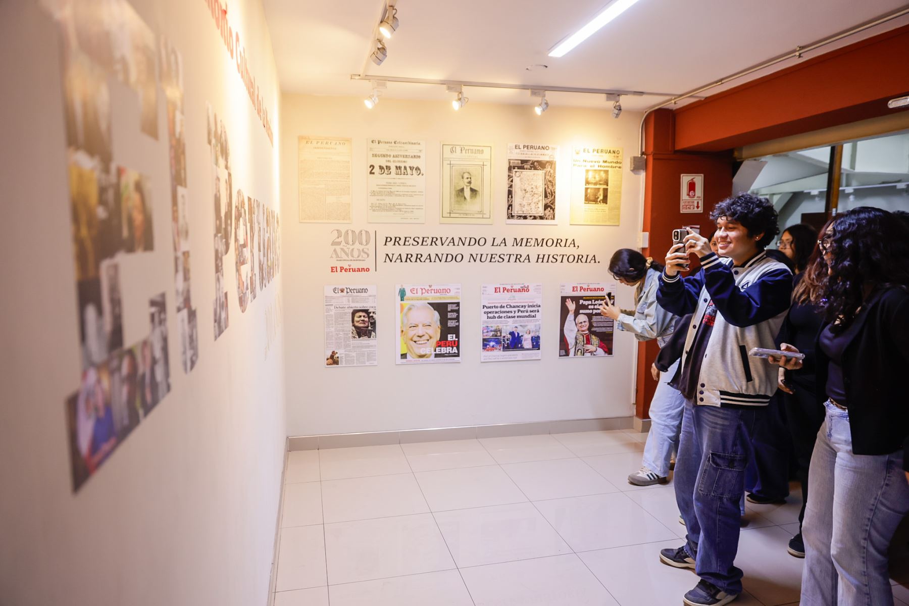 Estudiantes de la Escuela Profesional de Ciencias de la Comunicación de la Universidad Autónoma del Perú visitaron la sede de la Agencia Andina y el Diario Oficial El Peruano, como parte de la iniciativa Vive Andina, que acerca a los futuros comunicadores al trabajo periodístico en medios públicos. Foto: ANDINA/Luis Iparraguirre.