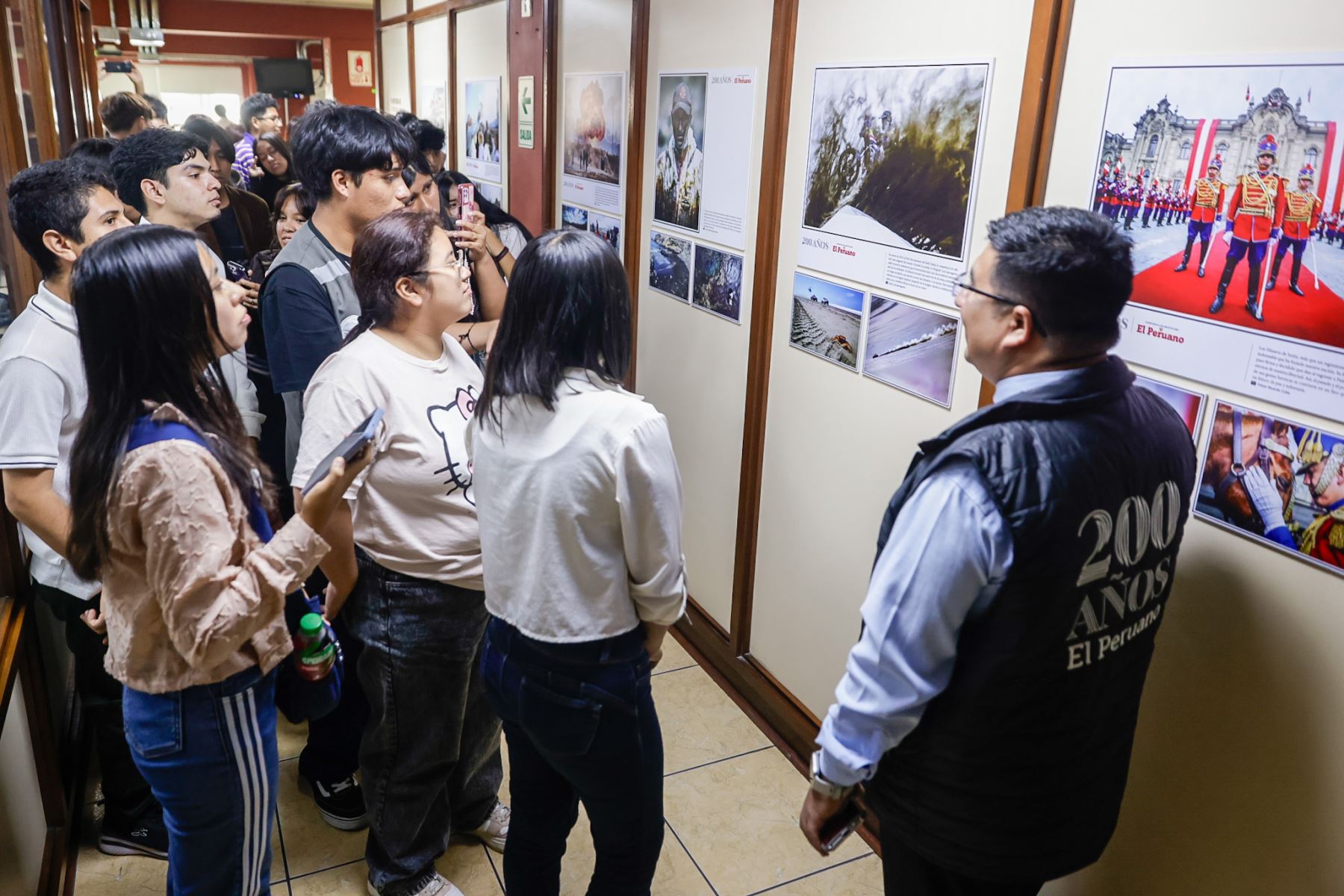 Estudiantes de la Escuela Profesional de Ciencias de la Comunicación de la Universidad Autónoma del Perú visitaron la sede de la Agencia Andina y el Diario Oficial El Peruano, como parte de la iniciativa Vive Andina, que acerca a los futuros comunicadores al trabajo periodístico en medios públicos. Foto: ANDINA/Luis Iparraguirre.