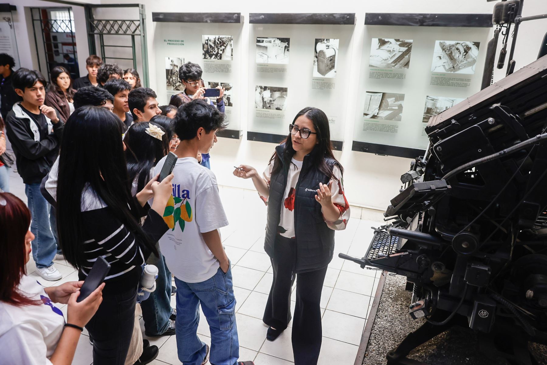 Estudiantes de la Escuela Profesional de Ciencias de la Comunicación de la Universidad Autónoma del Perú visitaron la sede de la Agencia Andina y el Diario Oficial El Peruano, como parte de la iniciativa Vive Andina, que acerca a los futuros comunicadores al trabajo periodístico en medios públicos. Foto: ANDINA/Luis Iparraguirre.