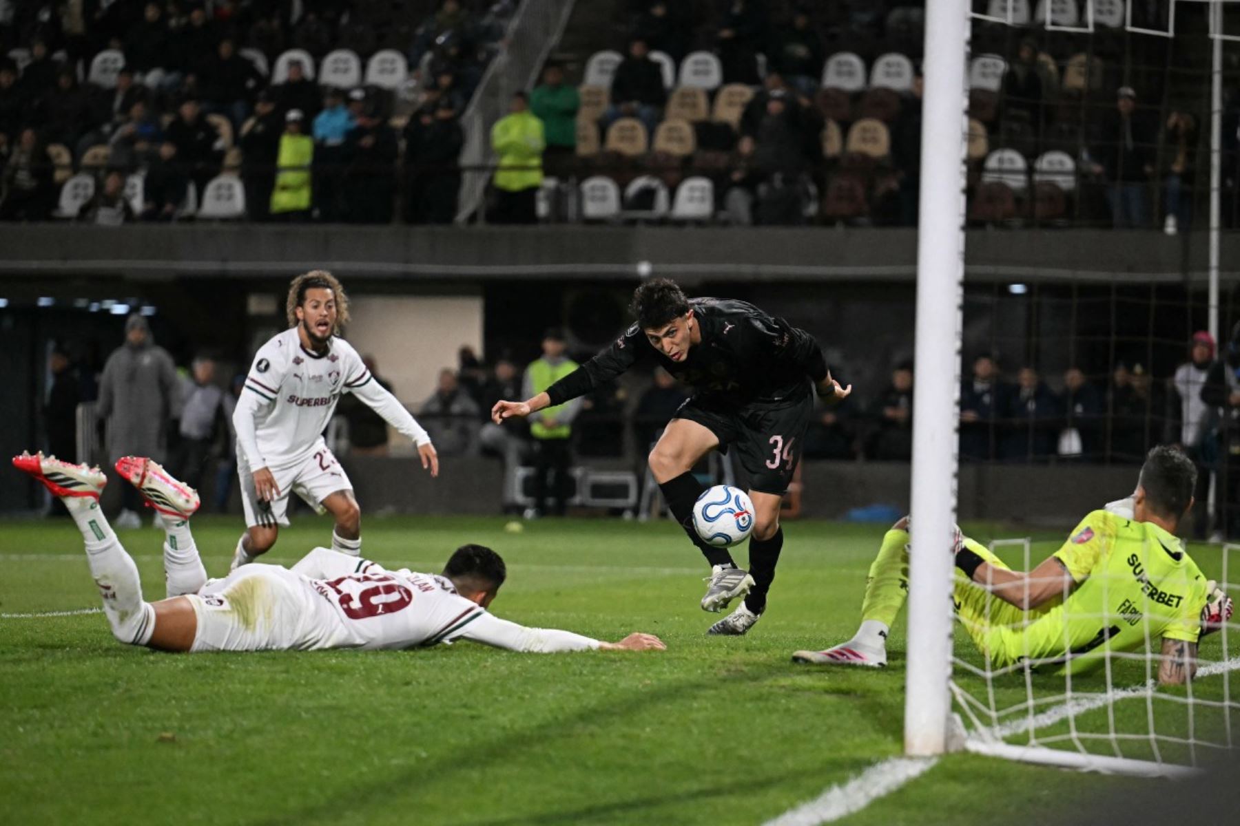 El defensor de Platense Mateo Mendia dispara contra el portero de Fluminense  Fabio durante el partido de vuelta de los cuartos de final de la Copa Libertadores entre Platense de Argentina y Fluminense de Brasil en el estadio Ciudad de Vicente López en Vicente López, provincia de Buenos Aires, Argentina Foto: AFP