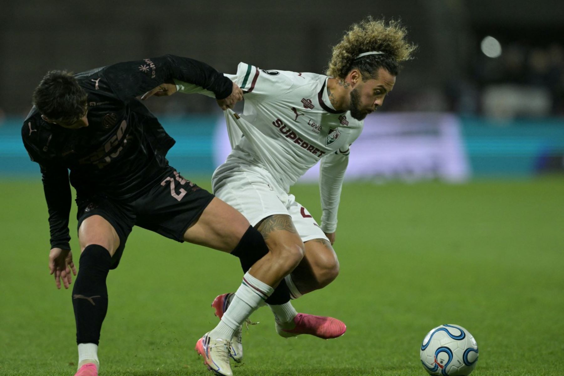 El mediocampista uruguayo de Platense #24 Martin Barrios (L) y el defensor de Fluminense #23 Guga luchan por el balón durante el partido de vuelta de los cuartos de final de la Copa Libertadores entre Platense de Argentina y Fluminense de Brasil en el estadio Ciudad de Vicente López en Vicente López, provincia de Buenos Aires, Argentina Foto: AFP