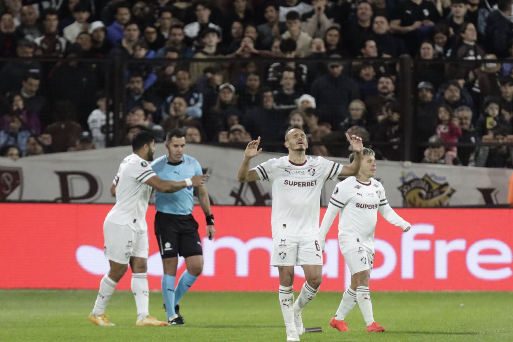 Jugadores de Fluminense celebran un gol de Agustín Canobbio este martes, en el partido de vuelta de cuartos de final de Copa Libertadores entre Platense y Fluminense en el estadio Ciudad Vicente López Foto: EFE