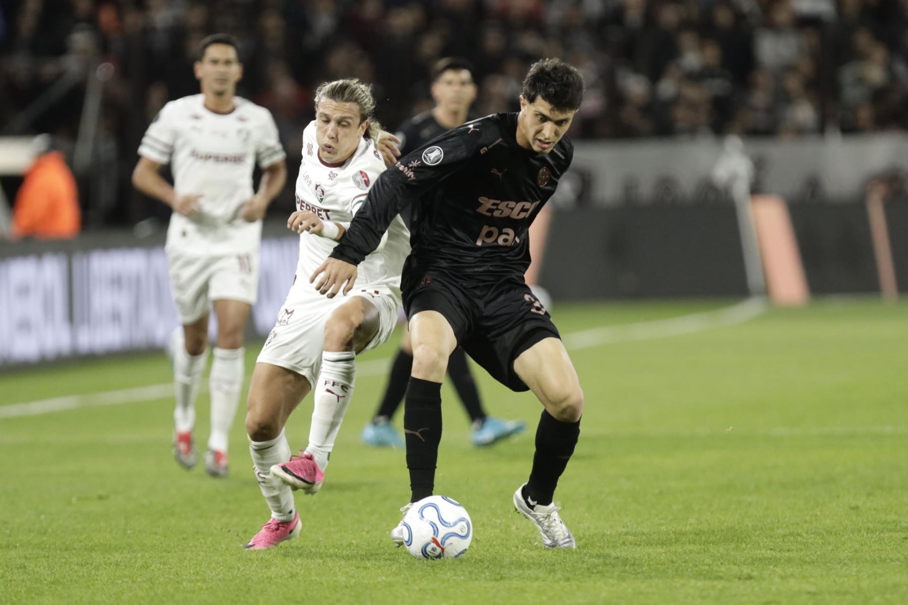 Mateo Mendia de Platense disputa el balón con Agustín Canobbio de Fluminense este martes, en el partido de vuelta de cuartos de final de Copa Libertadores entre Platense y Fluminense en el estadio Ciudad Vicente López (Argentina). Foto: EFE
