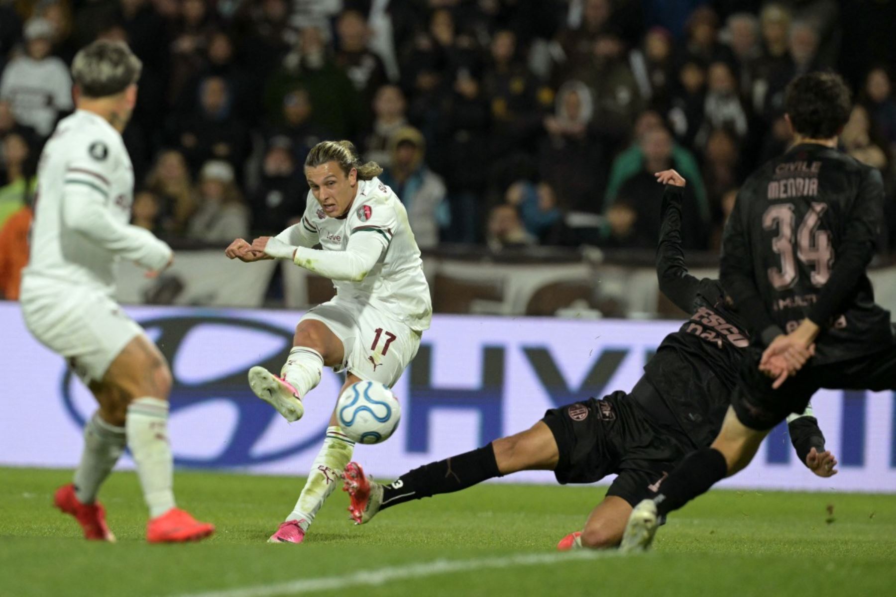 El centrocampista uruguayo del Fluminense, Agustín Canobbio, remata a gol durante el partido de vuelta de los cuartos de final de la Copa Libertadores entre el Platense de Argentina y el Fluminense de Brasil, disputado en el estadio Ciudad de Vicente López, en Vicente López (provincia de Buenos Aires, Argentina) Foto: AFP